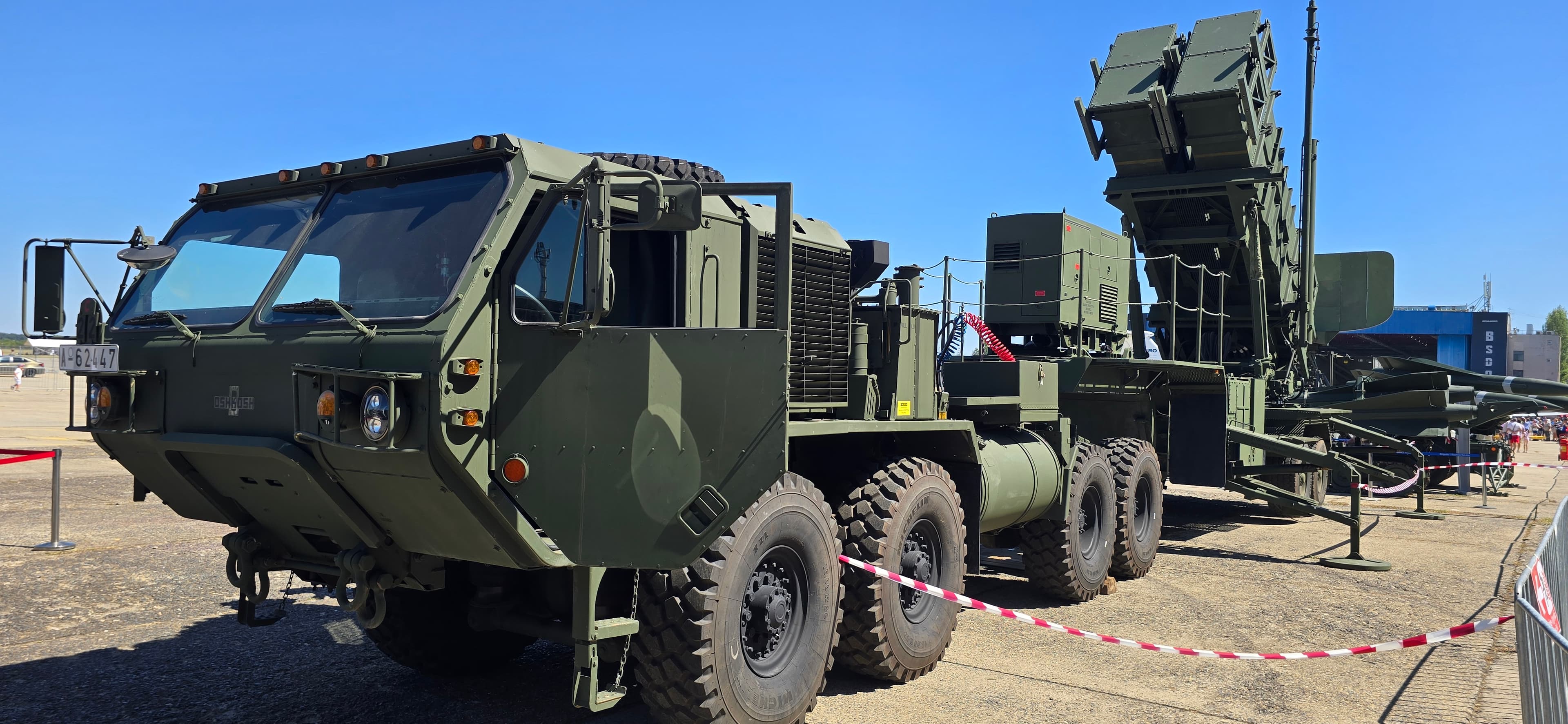 Lansator de rachete Patriot pe platformă Oshkosh HEMTT, expus la o bază militară