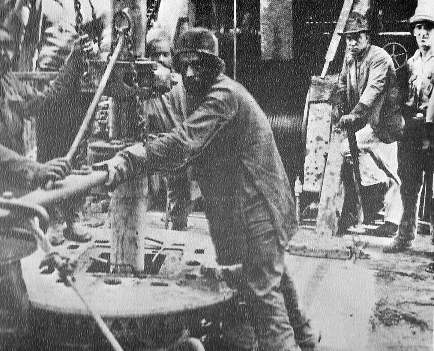 Fotografie alb-negru din 1908 cu primul foraj petrolier de la Masjid-i-Suleiman, Persia, care a dus la înființarea Anglo-Persian Oil Company