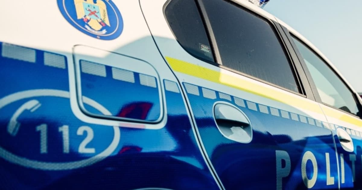 Mașină de poliție parcată pe stradă, cu girofarul aprins — Bărbat din Vaslui, anchetat că și-a ținut tatăl mort în casă