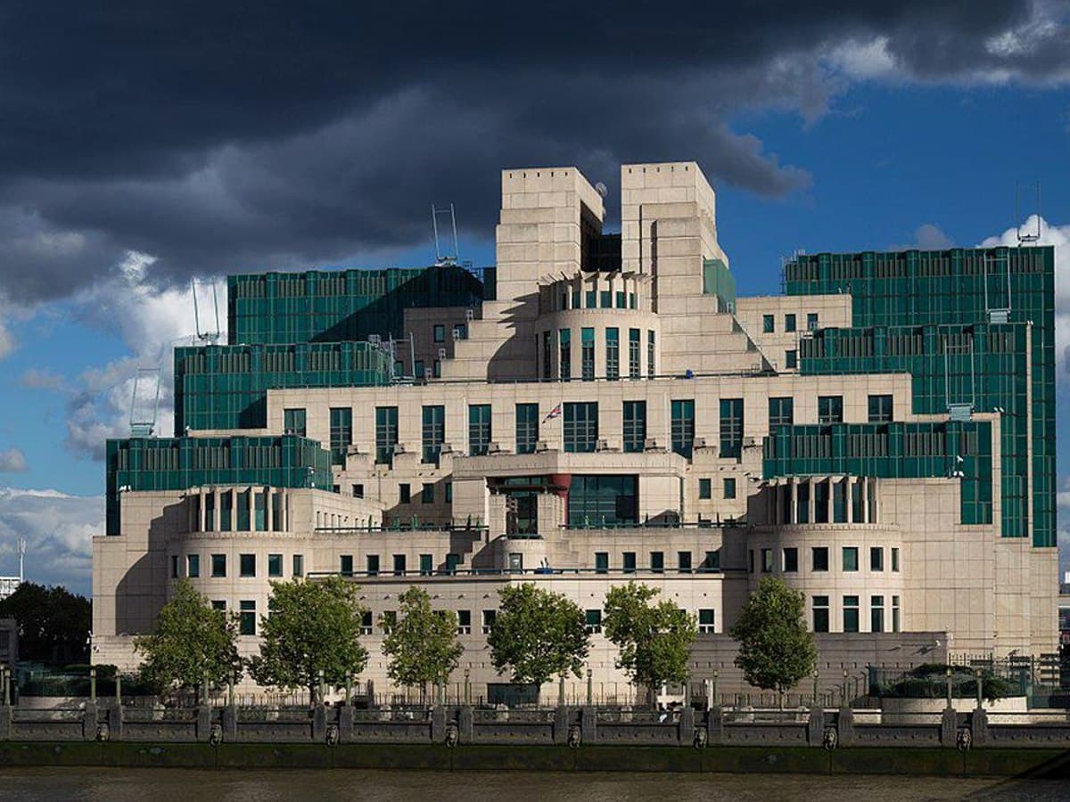 Sediul MI6 (Vauxhall Cross), clădirea serviciului britanic de informații externe, pe malul Tamisei