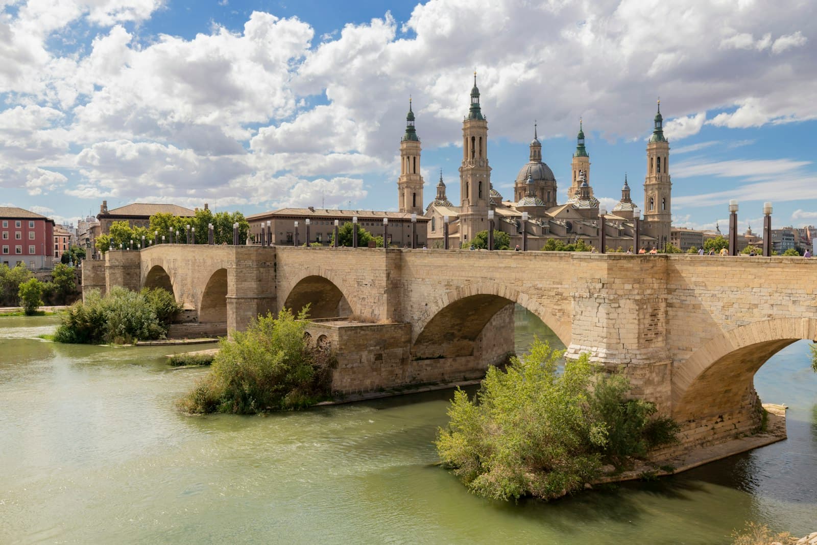 Bazilica El Pilar și Puente de Piedra din Zaragoza, unul dintre orașele căutate de turiști pentru eclipsa din 12 august