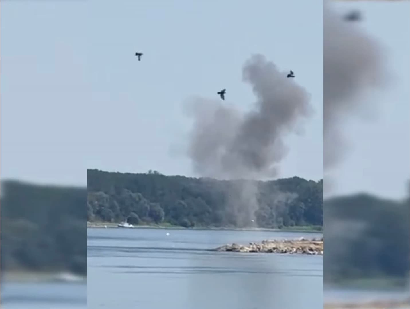 Fum degajat în urma exploziei de test asupra stâncii Pârjoaia, pe malul Dunării, lângă Izvoarele