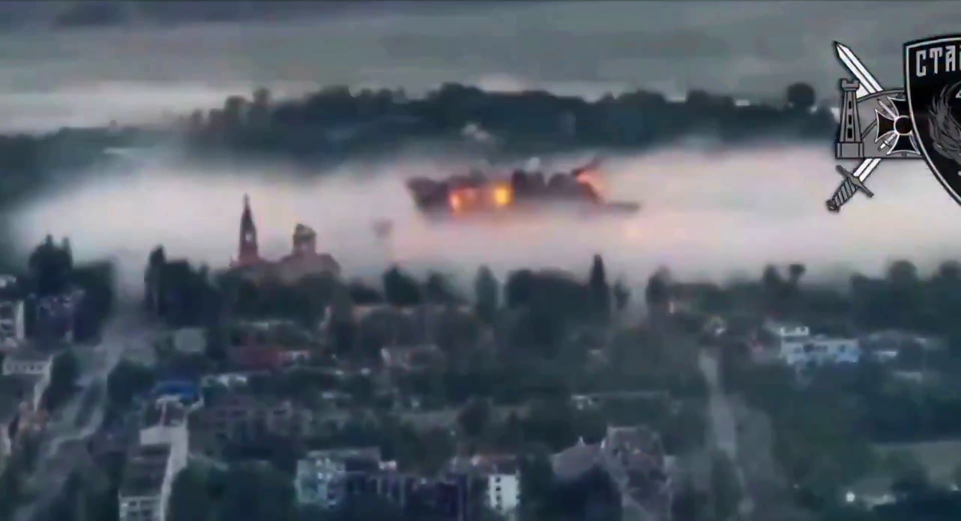 Captură din filmarea publicată de armata rusă, în care o explozie mare izbucnește dintr-o clădire din centrul orașului Orihiv, învăluit în ceață și fum.