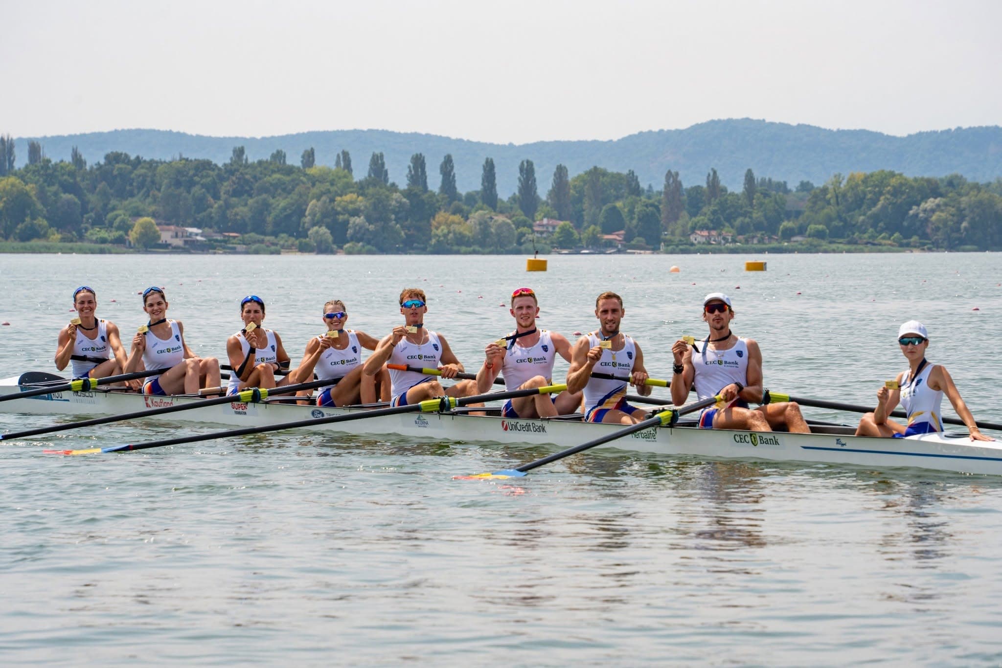 Sportivi din echipa României de canotaj sărbătoresc pe apă după câștigarea unei medalii la Campionatele Europene de la Varese