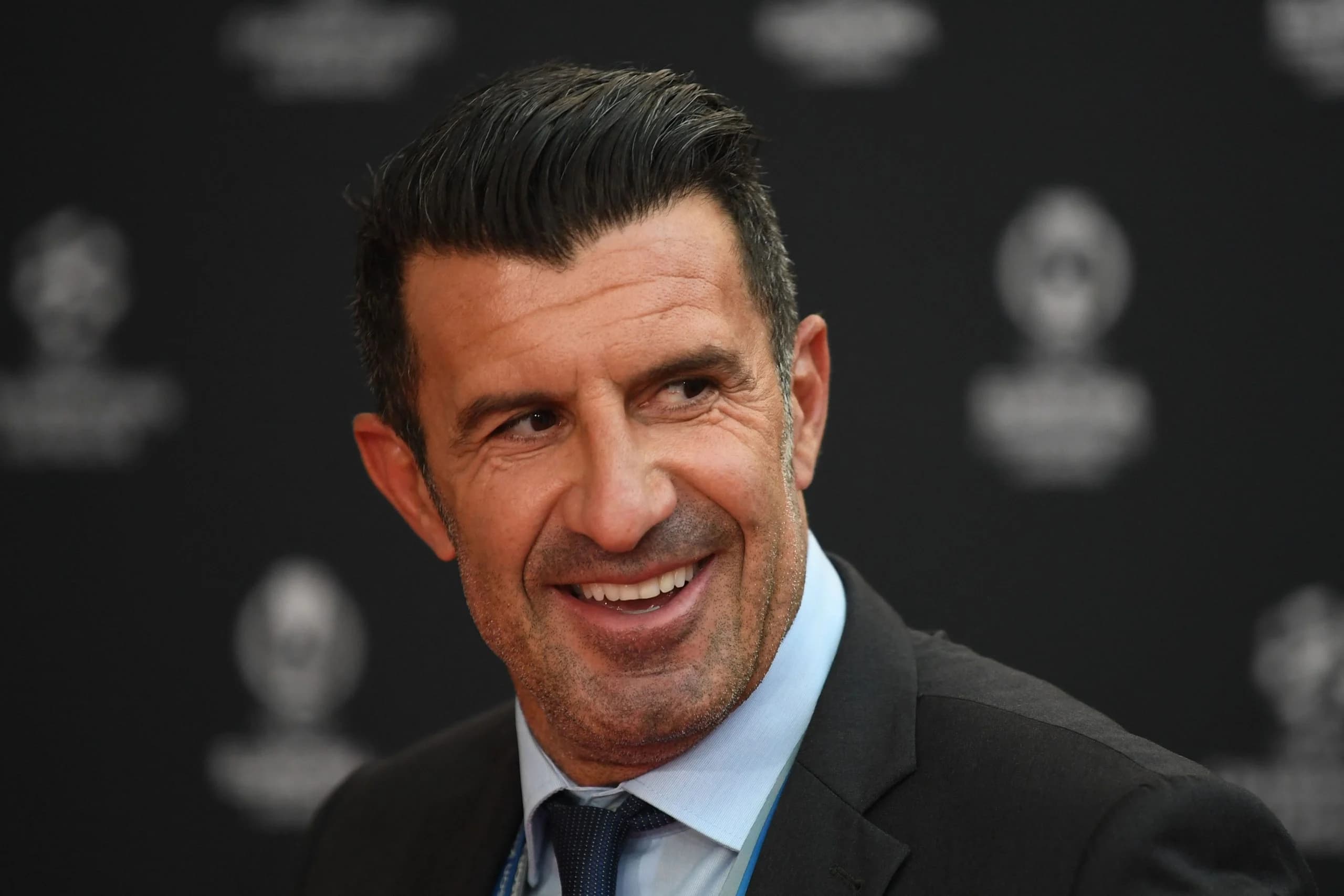 Luis Figo, fotografiat în prim-plan la un eveniment oficial, în costum