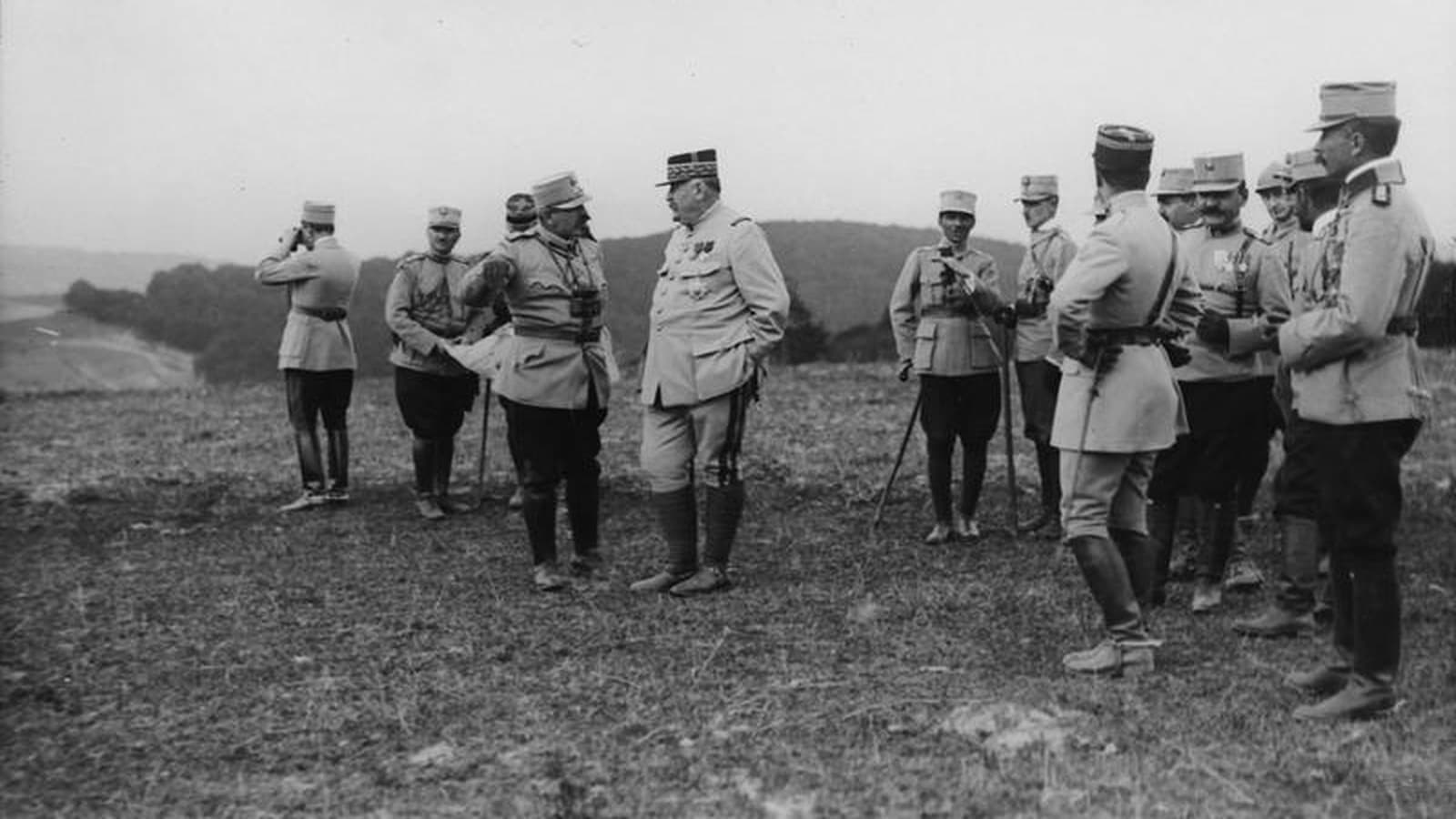 Generalul Henri Berthelot, în tunică deschisă, discutând cu ofițeri francezi și români pe un platou de pe frontul din Moldova