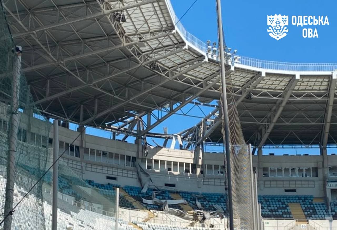 Stadionul Cernomoreț din Odesa, cu acoperișul parțial distrus după un atac rusesc din 7 august 2026