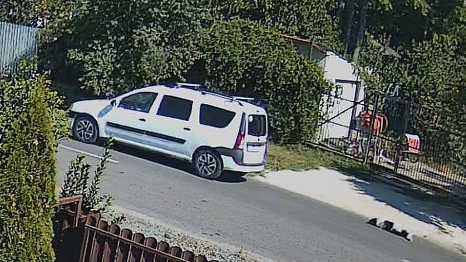 Cadru dintr-o cameră de supraveghere: un autoturism break alb rulează pe un drum de sat din Ciulnița, județul Ialomița