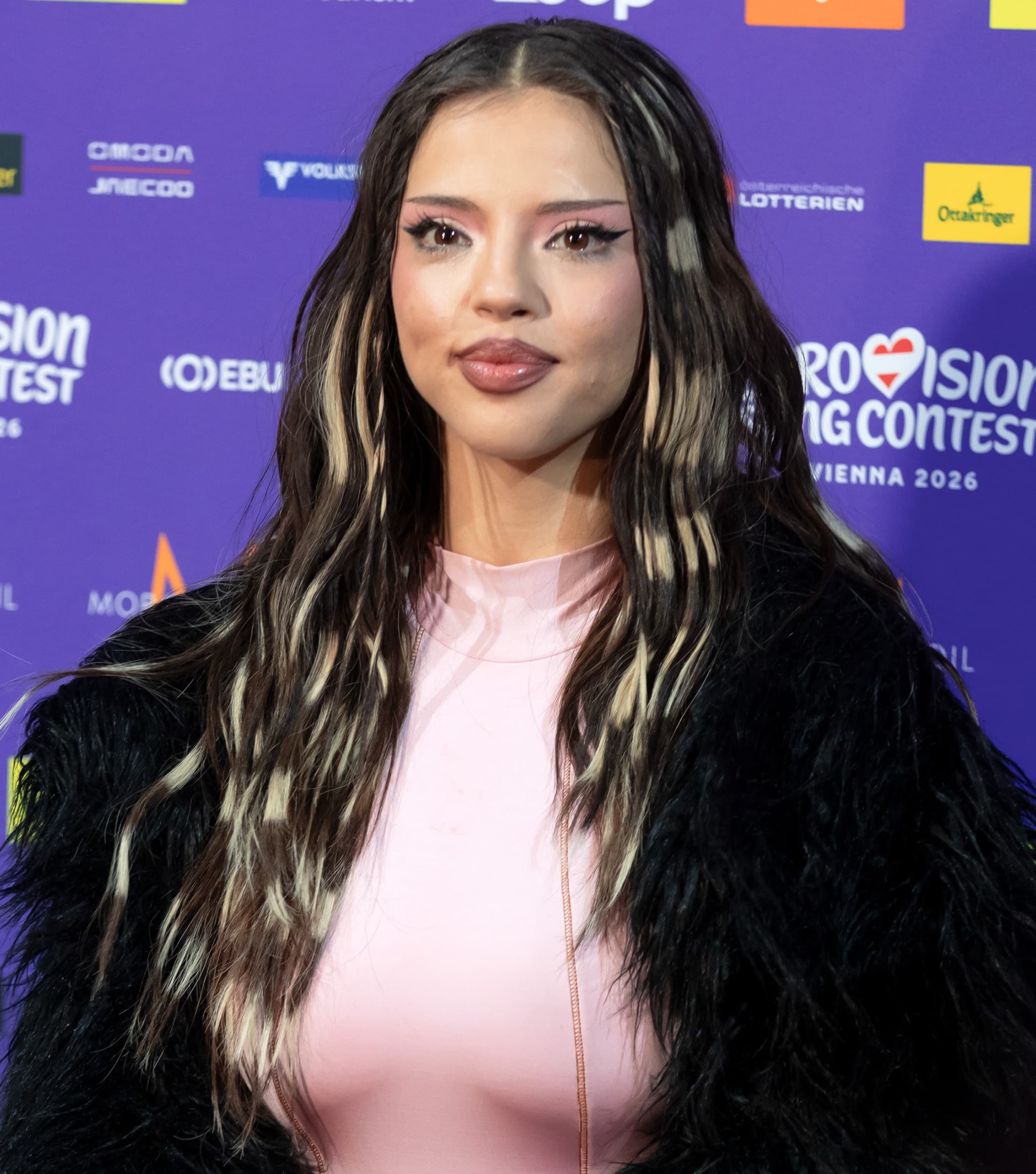 Dara, reprezentanta Bulgariei, cu trofeul Eurovision 2026, pe scena de la Viena