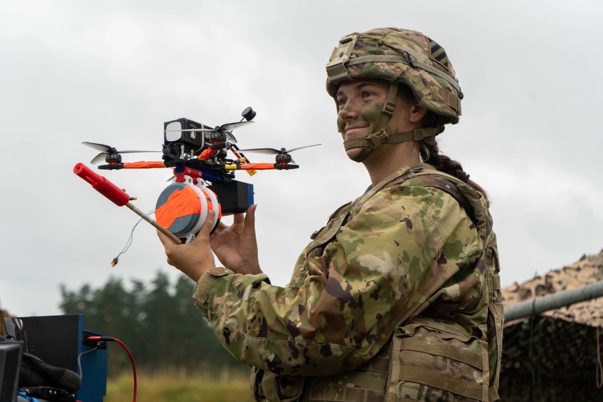 Militar american arată o dronă de tip FPV pregătită pentru zbor, în timpul unui exercițiu de calificare a echipajelor de drone