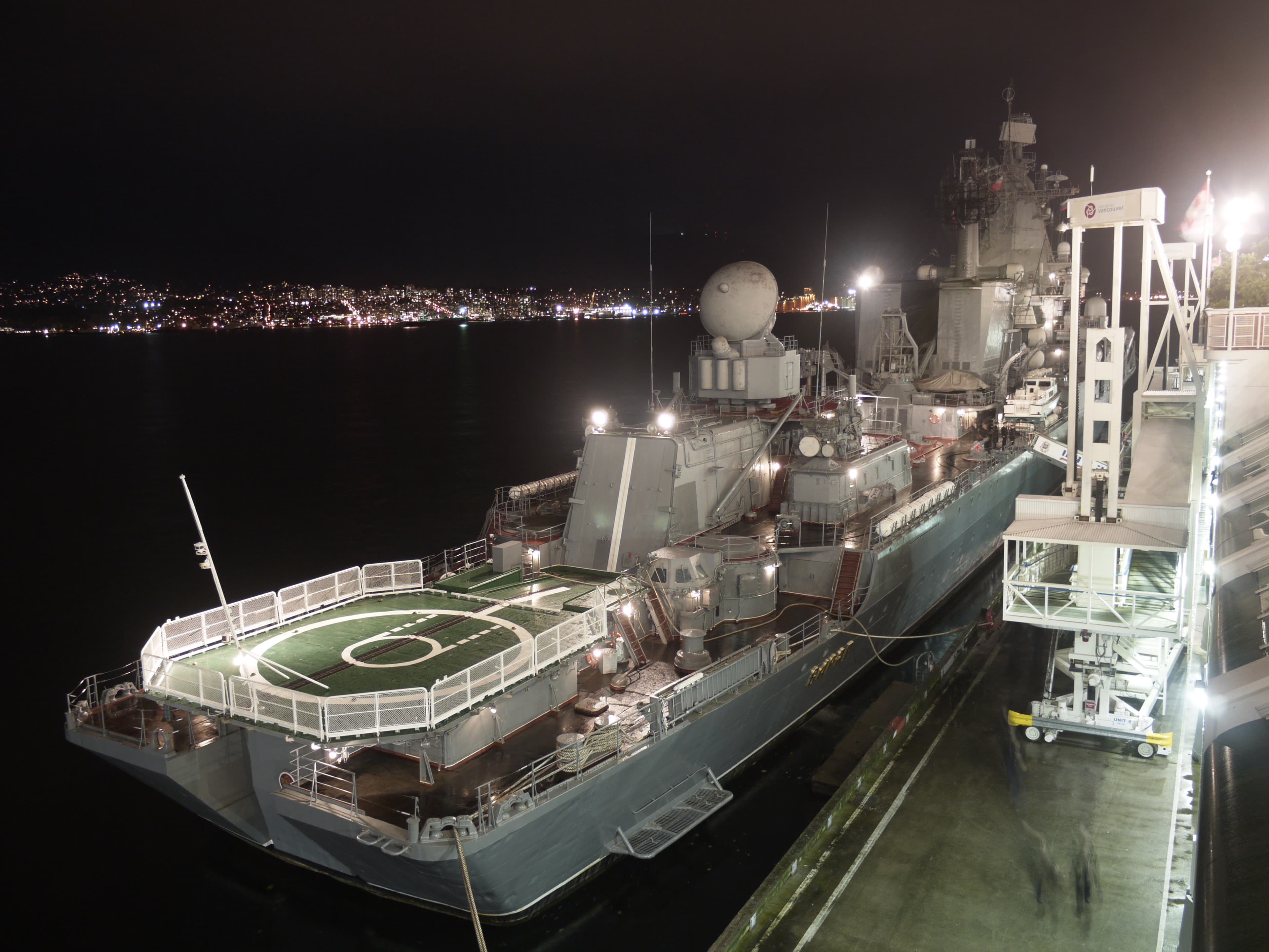 Crucișătorul rus Varyag, nava-amiral a Flotei Pacificului, fotografiat în port, cu tunurile de pe punte vizibile
