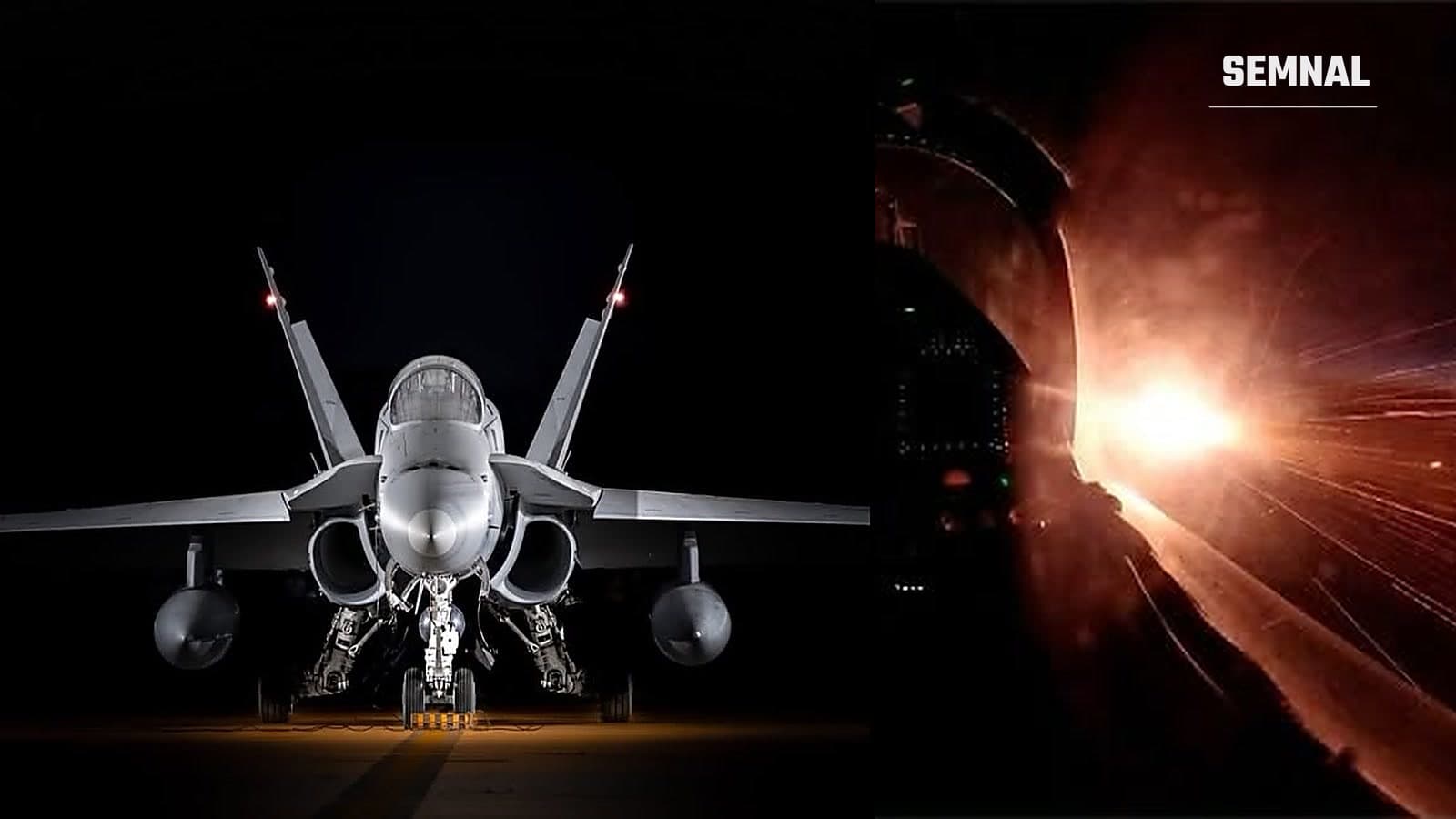 Colaj: în stânga, un avion de vânătoare F-18 parcat noaptea pe pistă; în dreapta, imagine din carlingă în momentul deschiderii focului, cu o lumină puternică și trasoare