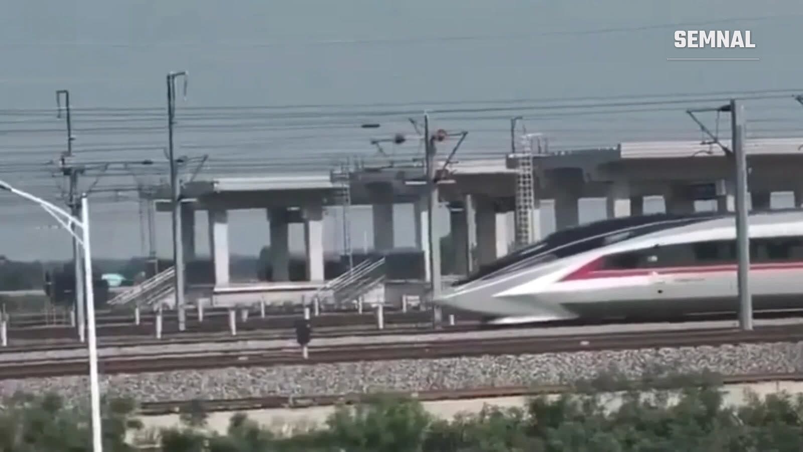 Tren experimental maglev chinezesc pe șina de testare de la Donghu Laboratory, în timpul unui test de accelerație de mare viteză