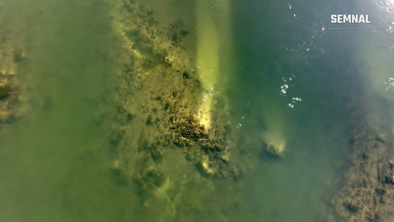 Vedere aeriană cu fundațiile submerse ale podului roman al lui Constantin cel Mare, în albia Dunării, lângă satul bulgar Ghighen
