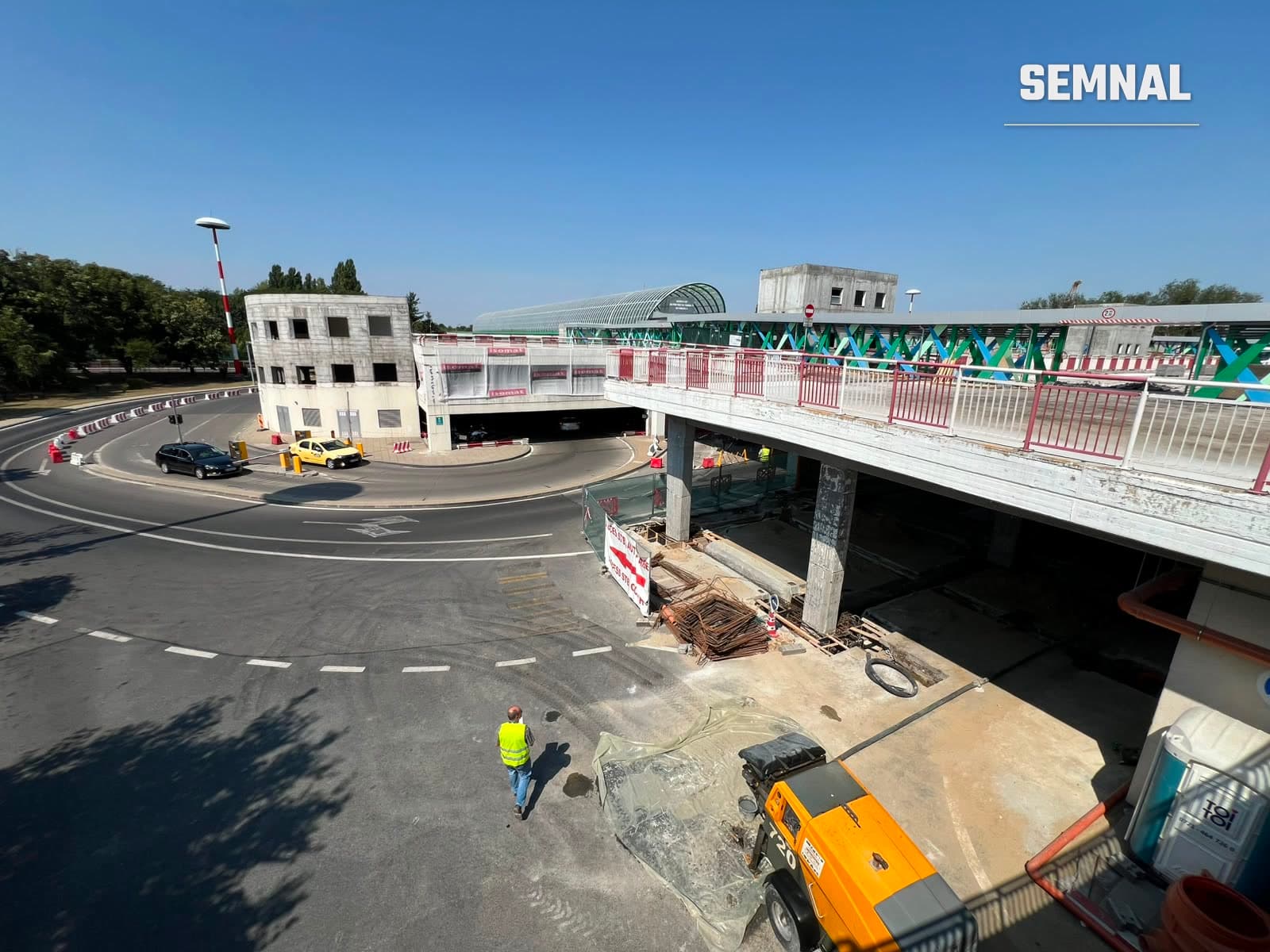Vedere de ansamblu a zonei de acces spre Terminalul Sosiri al Aeroportului Henri Coandă, cu șantierul de modernizare a parcării