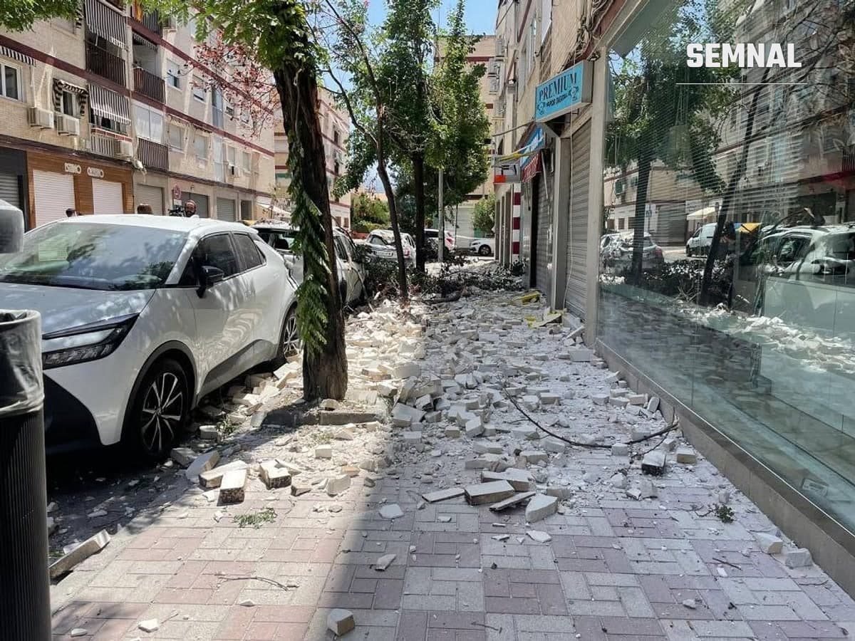 Stradă din Granada acoperită de moloz și bucăți de tencuială căzute după cutremurele din august 2026, lângă o mașină avariată