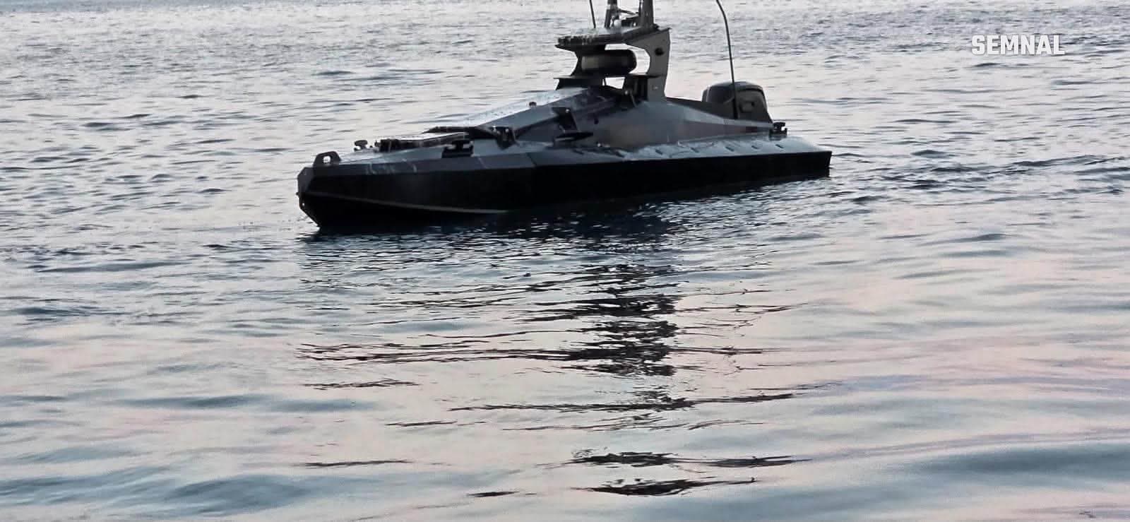 Dronă marină militară fotografiată pe suprafața Mării Negre, la asfințit