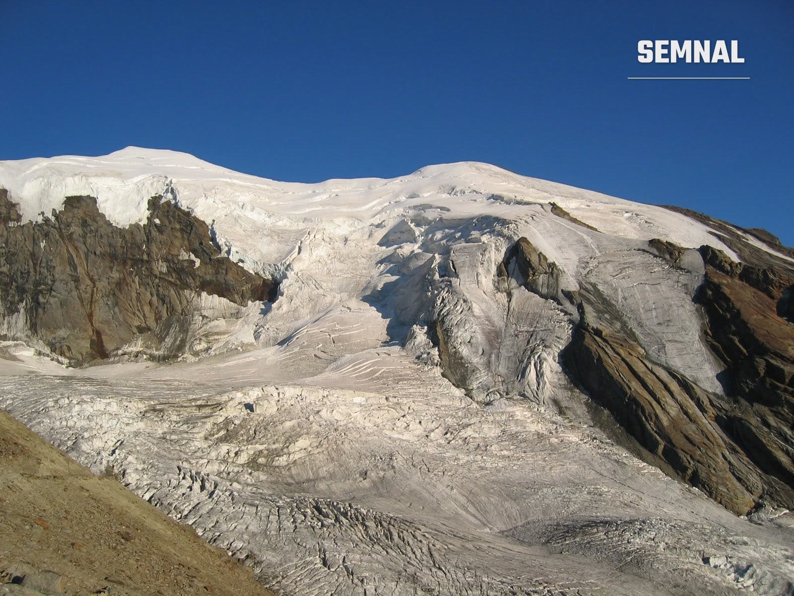 Vârful Weissmies și ghețarul Trift, în regiunea Saas din Elveția, fotografiați pe timp senin