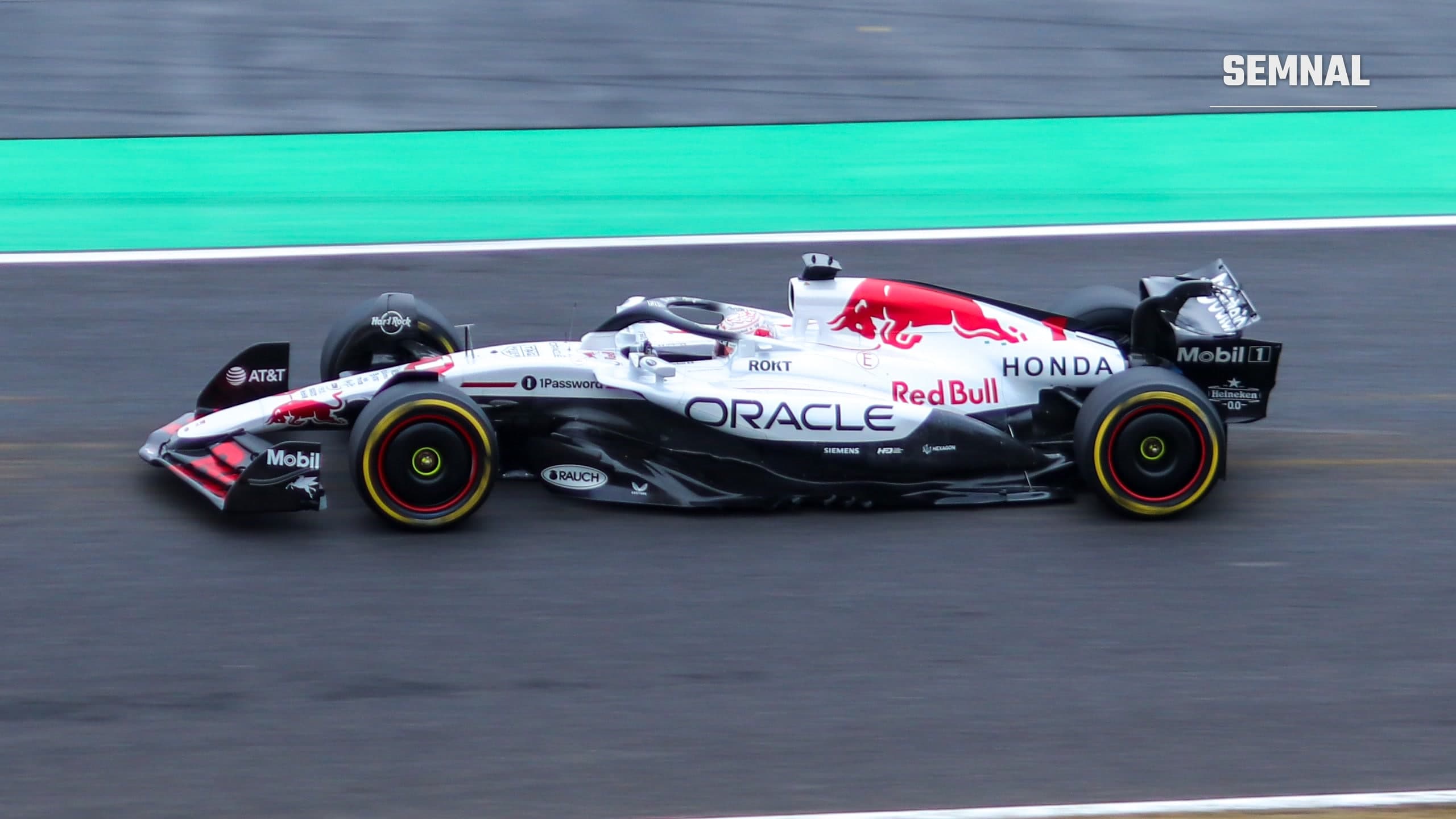 Max Verstappen la volanul monopostului Red Bull, în timpul unei curse de Formula 1