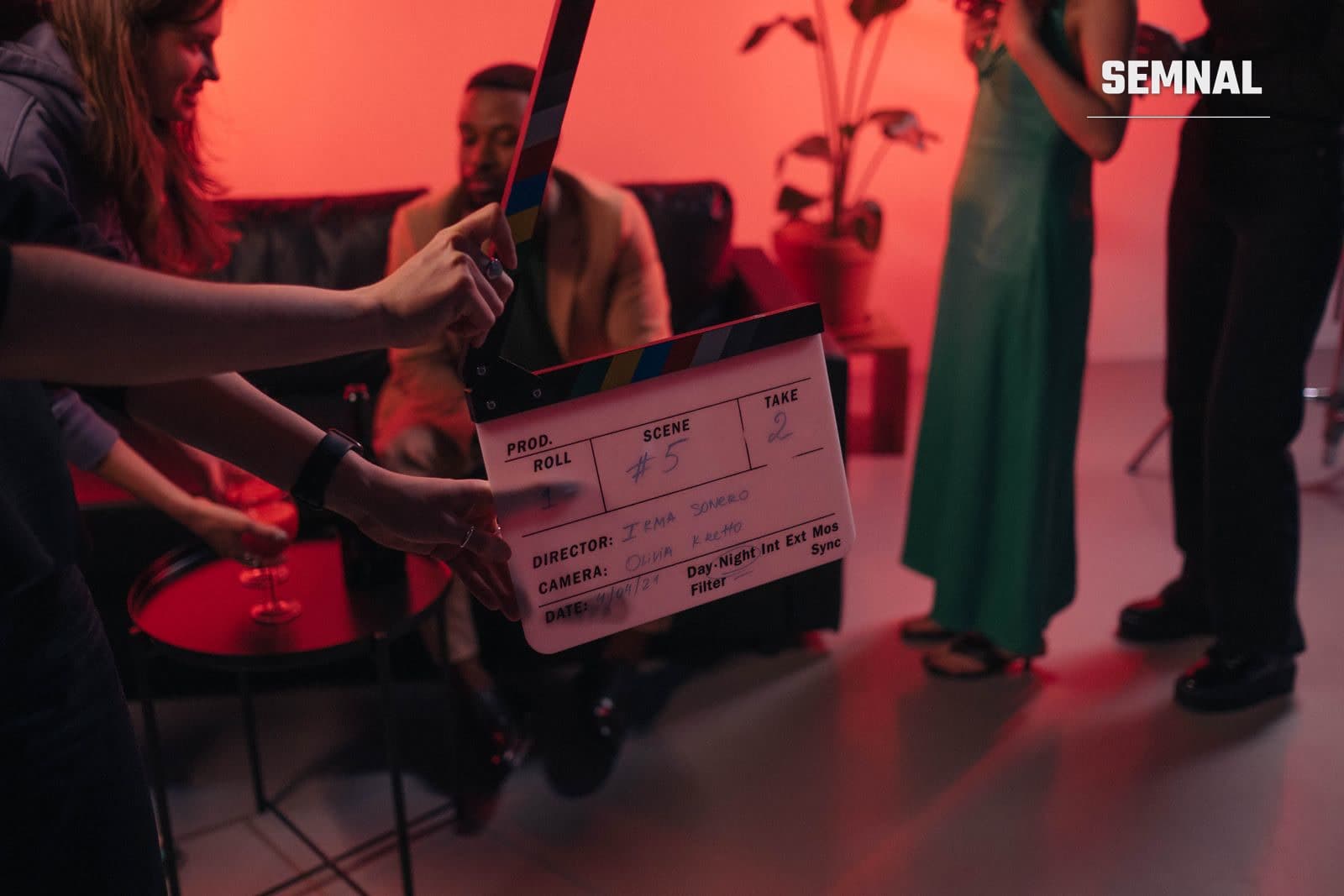 Clapetă de filmare ținută în mână pe un platou de producție cinematografică