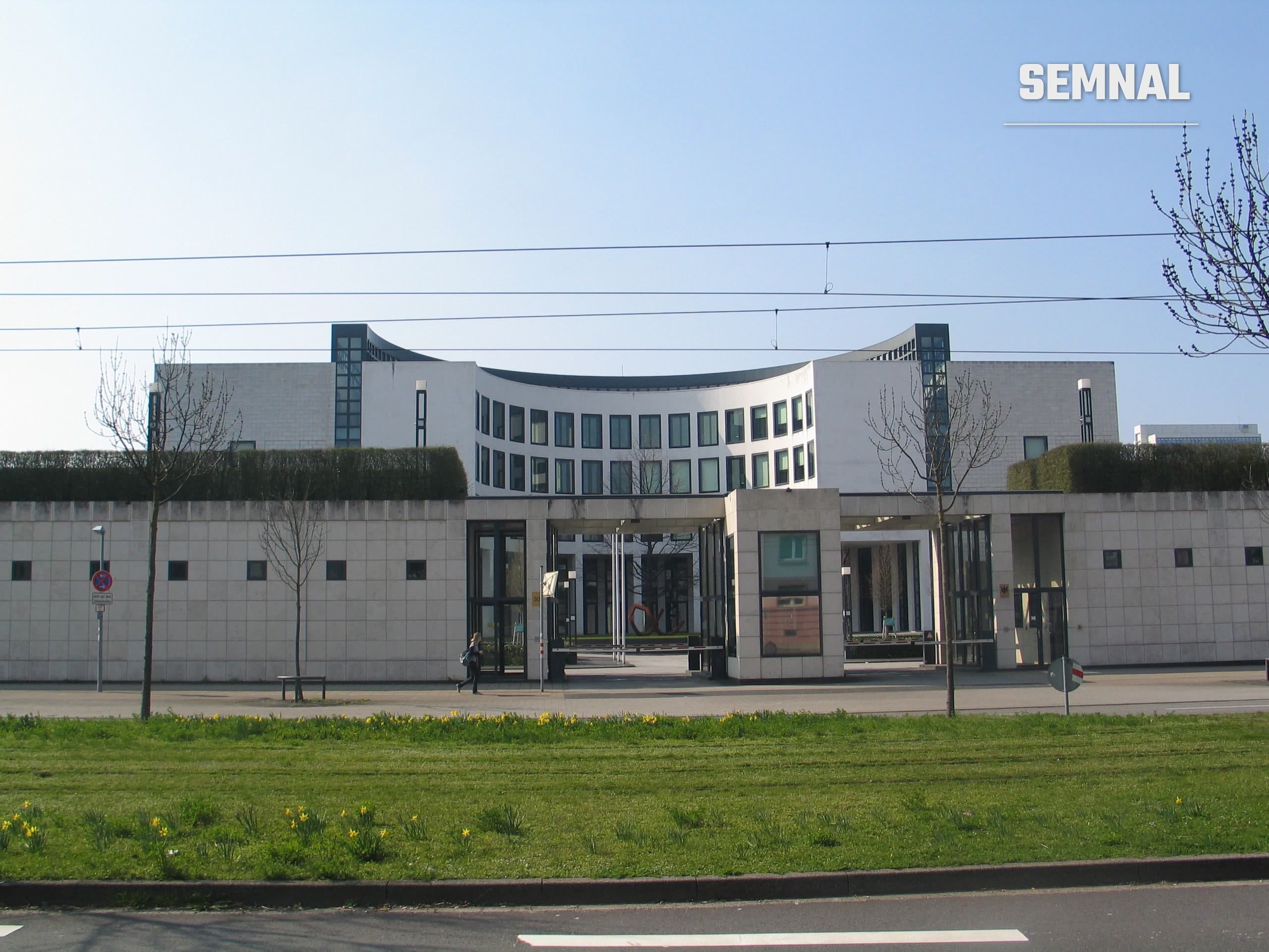Sediul Generalbundesanwalt (Procurorul General Federal) din Karlsruhe, instituția germană care anchetează cazul depozitului de arme