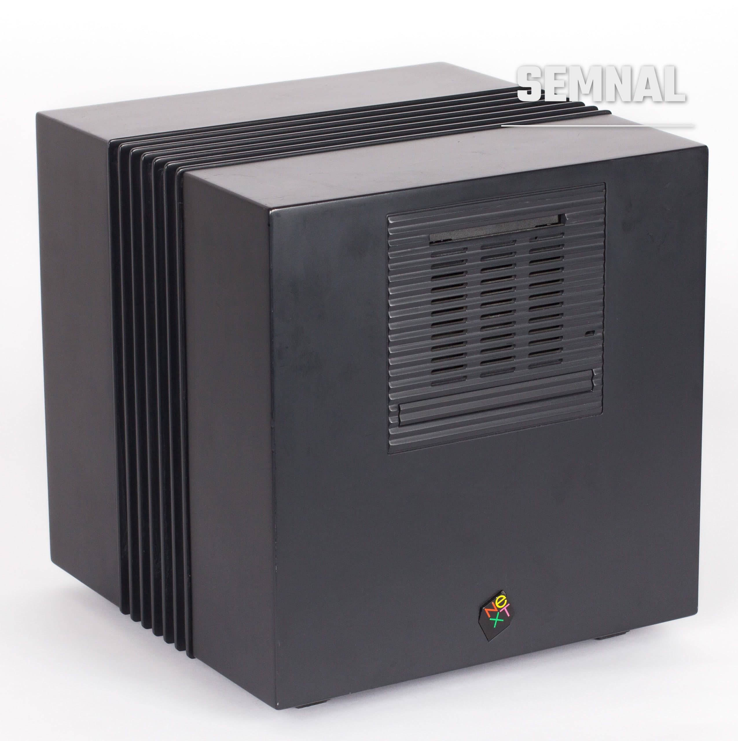 Un exemplar de NeXTcube, calculatorul-cub negru proiectat de compania lui Steve Jobs