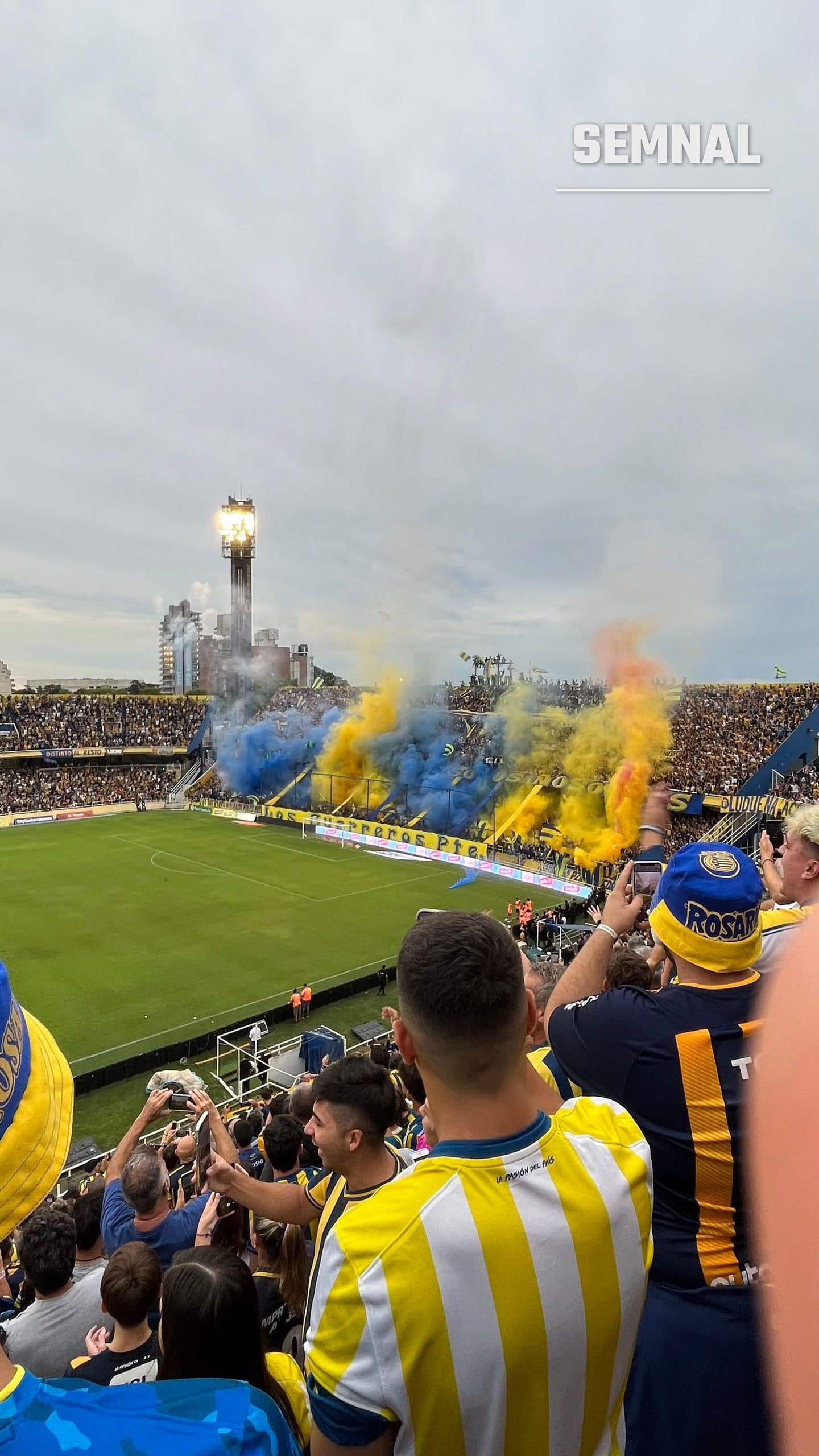 Torțe și fum într-un stadion de fotbal, imagine ilustrativă