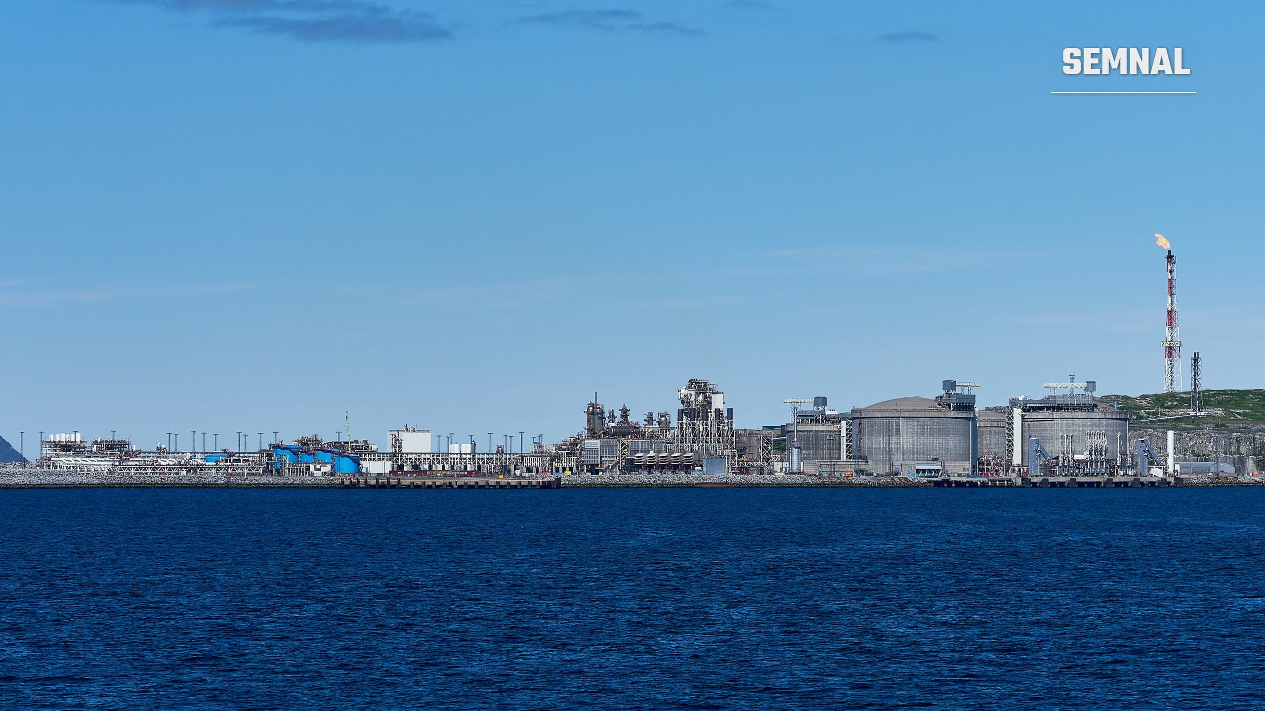 Terminalul de gaz natural lichefiat de la Melkøya, lângă Hammerfest, în nordul Norvegiei, cu un tanc de gaz ancorat în apropiere