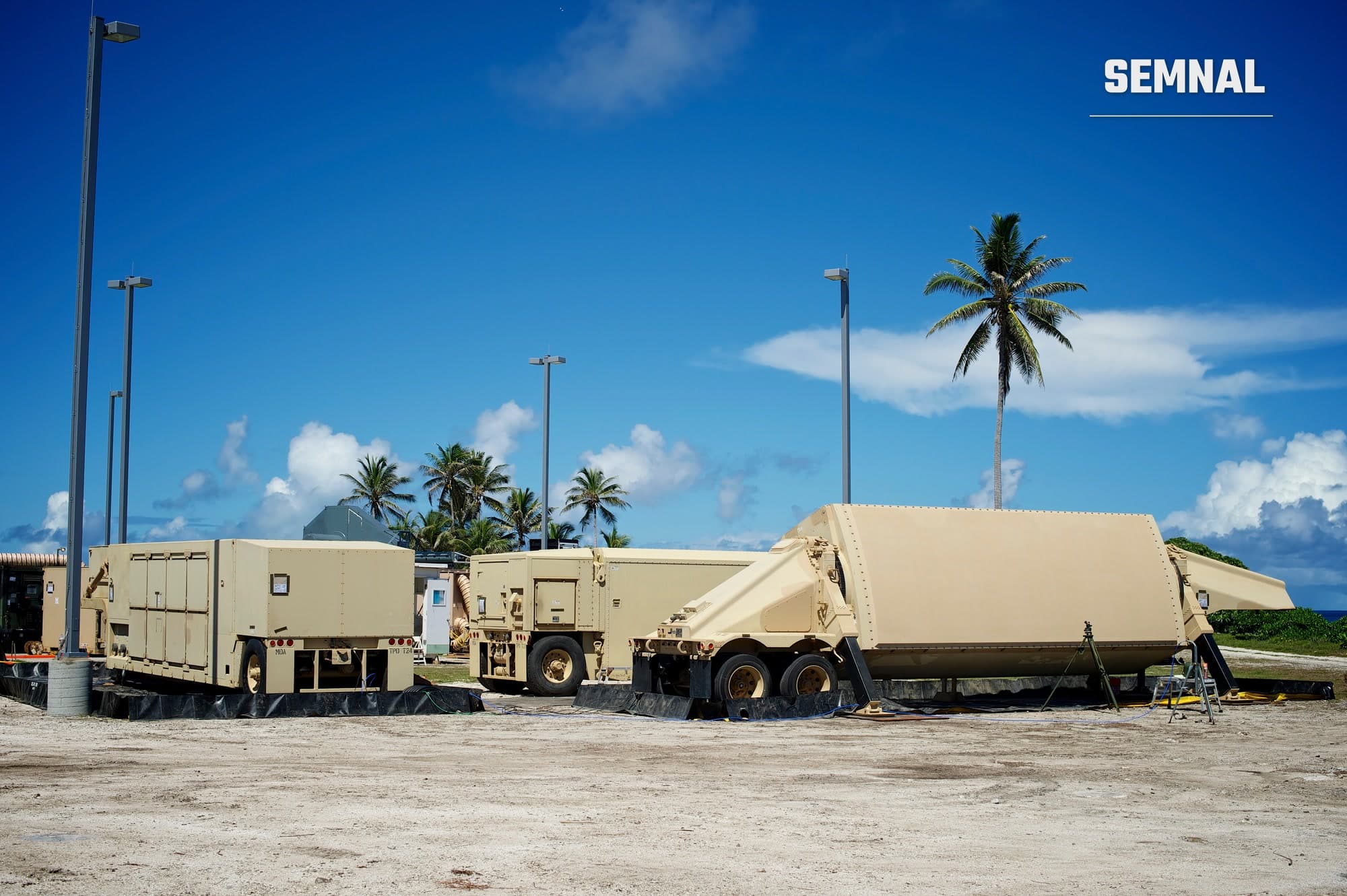 Radarul militar american AN/TPY-2, parte a sistemului antirachetă THAAD, montat pe platforme transportabile
