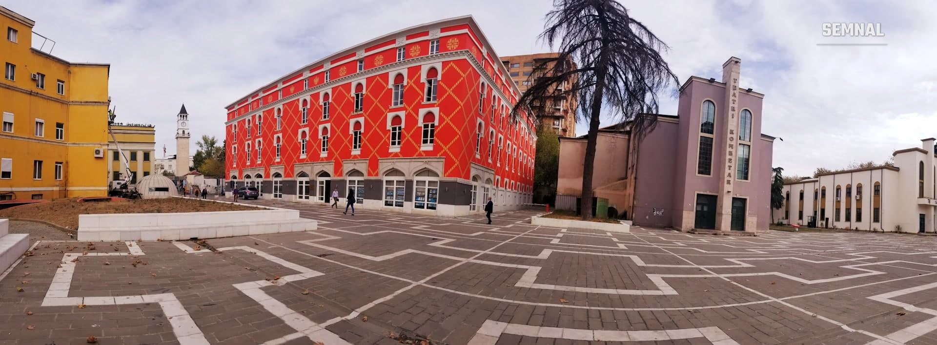 Clădiri și stradă din centrul Tiranei, capitala Albaniei, într-o zi însorită