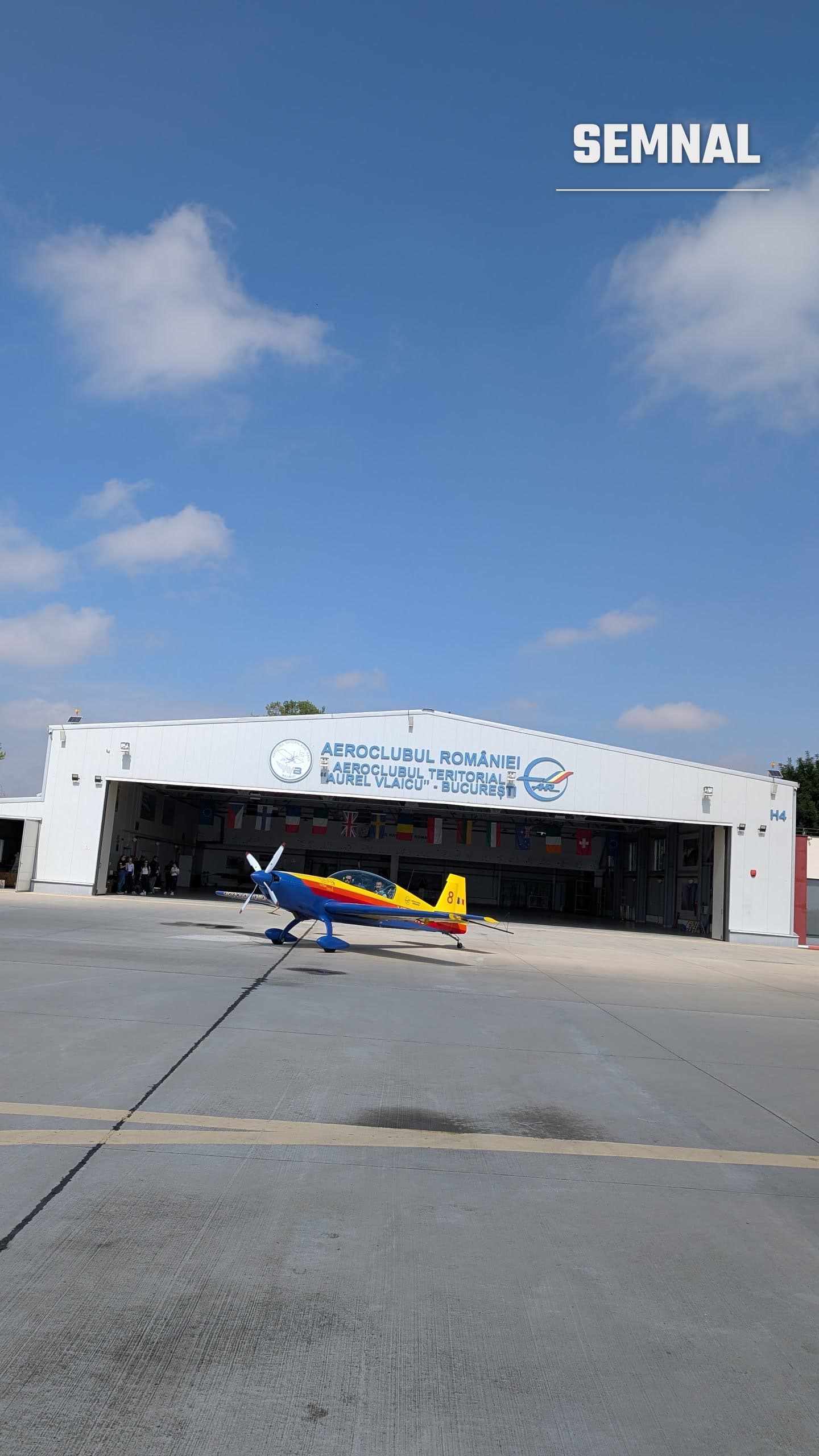 Avion de acrobație al Aeroclubului României în fața hangarului de la Clinceni, repetiții pentru BIAS 2026 x fotografie realizată de Lucian Dinu