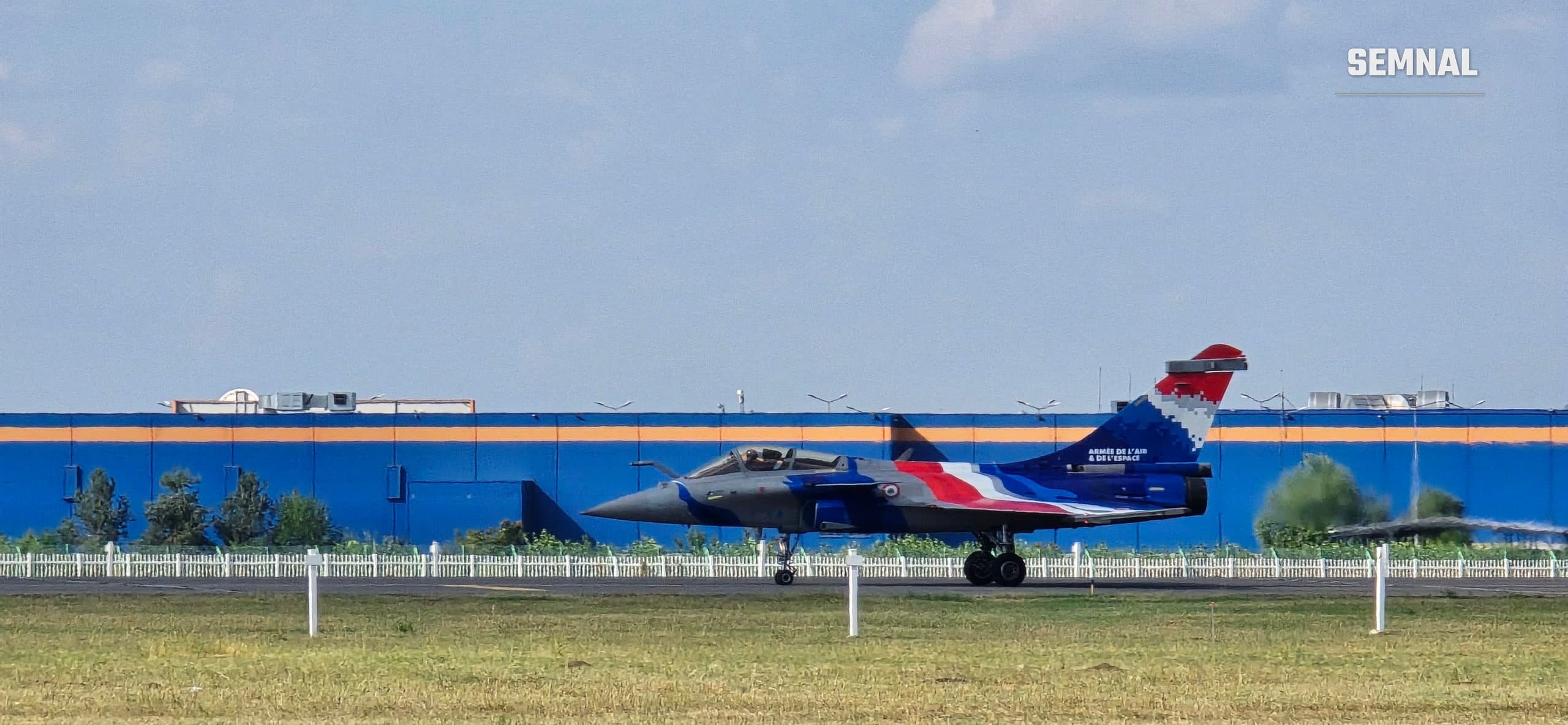 Rafale Solo Display al Forțelor Aeriene și Spațiale Franceze, în livrea albastru-alb-roșu, rulând pe pista Aeroportului Băneasa la BIAS 2026