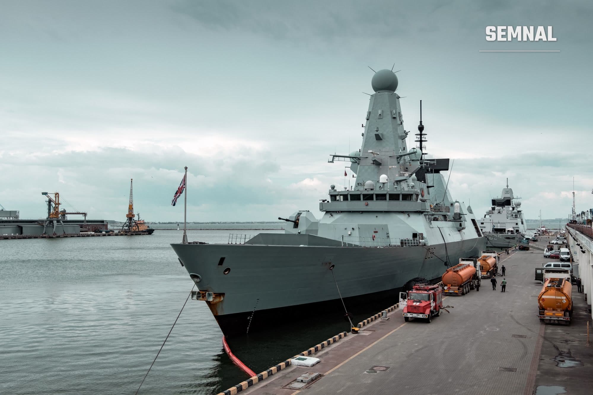 Navă militară pe mare, imagine ilustrativă pentru nave de deminare navală