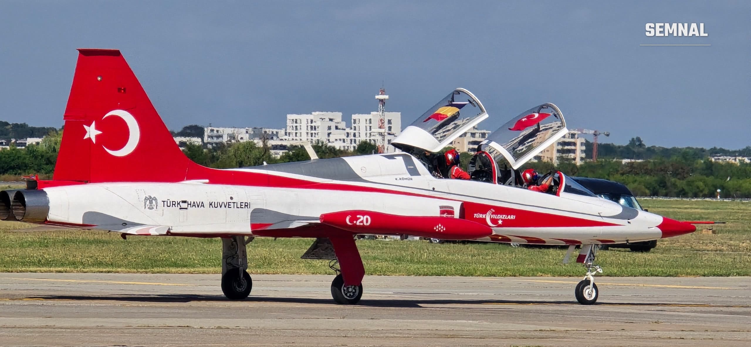 Două avioane NF-5 ale formației Türk Yıldızları rulează pe pista Aeroportului Băneasa, cu cabinele deschise și piloții la vedere, la BIAS 2026