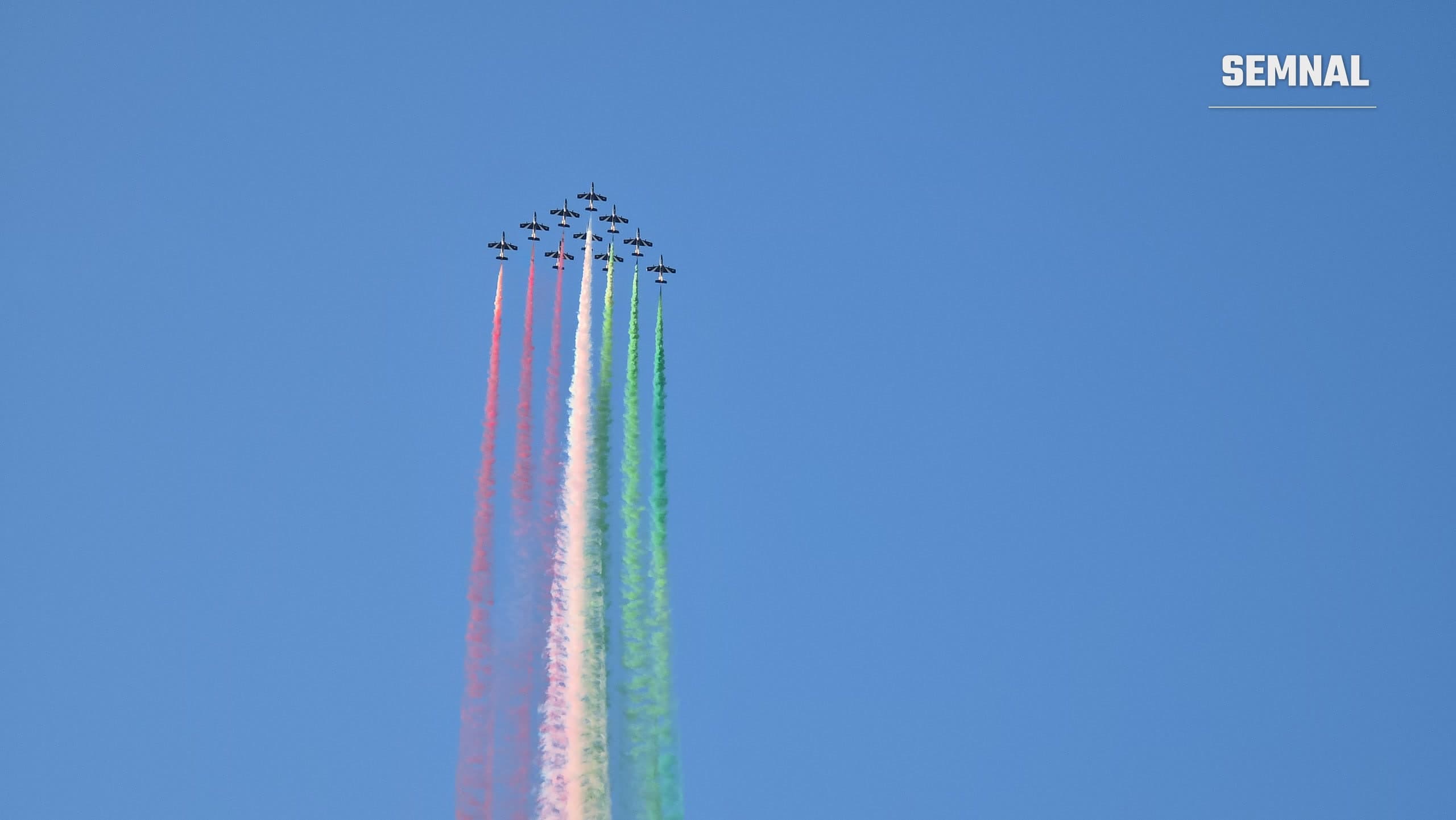 Formația Frecce Tricolori în urcare verticală deasupra Aeroportului Băneasa, cu trene de fum verde, alb și roșu, la BIAS 2026