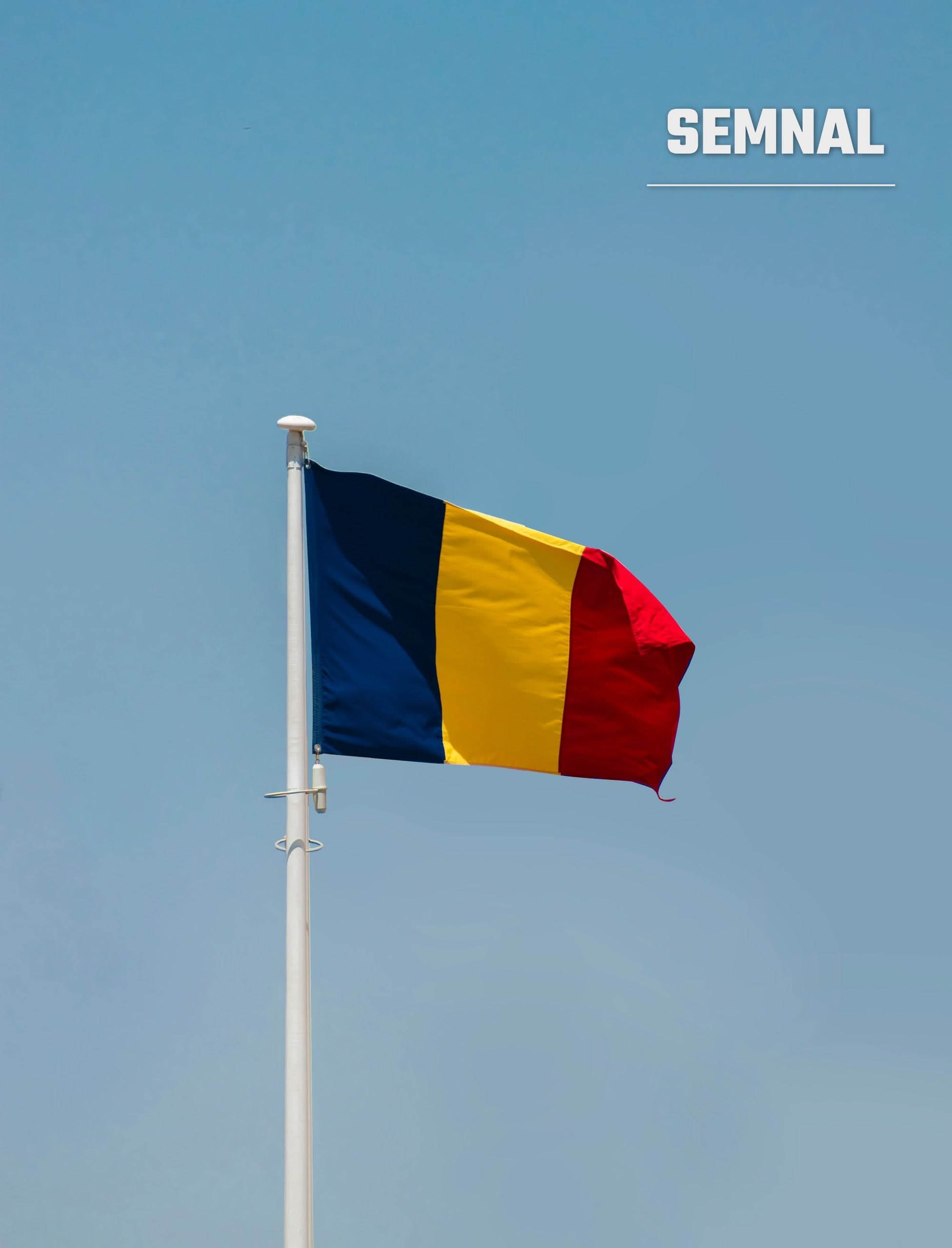 Drapelul României pe un catarg, imagine ilustrativă