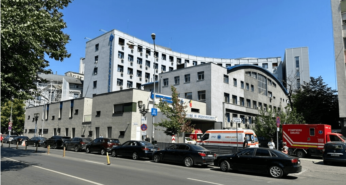 Clădirea Spitalului Clinic de Urgență București (Floreasca), văzută dinspre stradă, cu o ambulanță și o autospecială de pompieri parcate în fața intrării