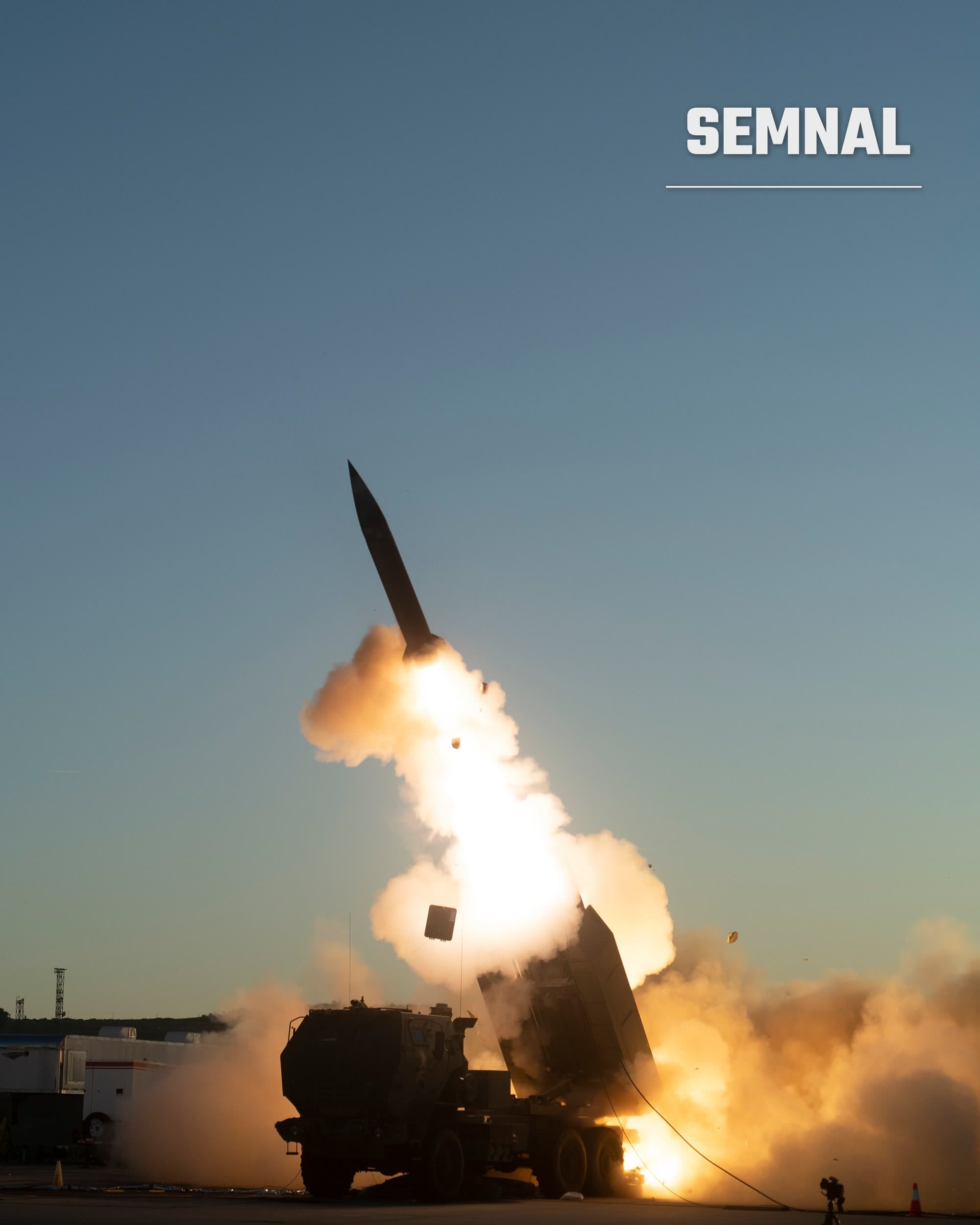 Un lansator HIMARS al armatei americane trage o rachetă Precision Strike Missile în timpul unui test, într-un nor de fum și praf