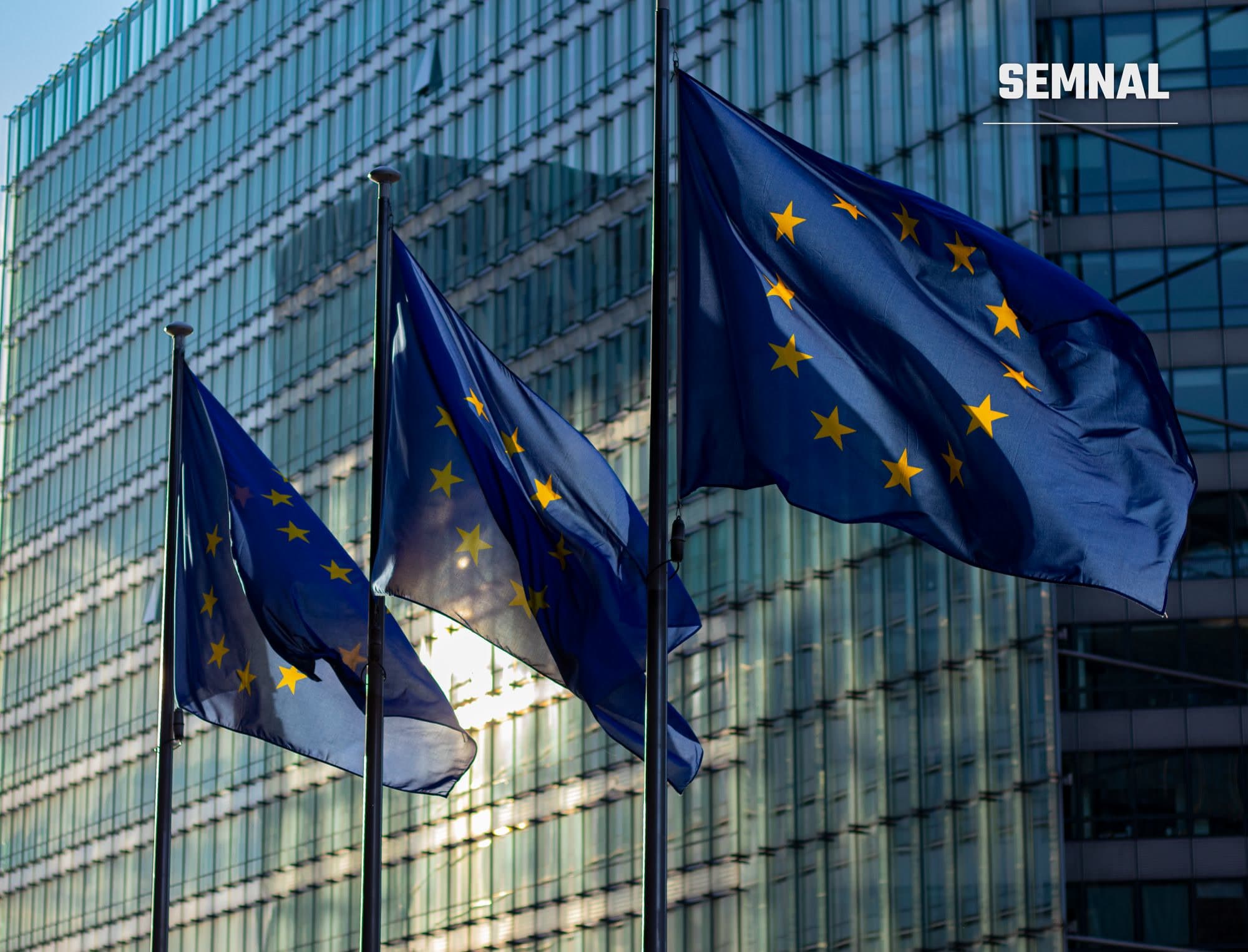 Steagurile Uniunii Europene, în fața clădirii Comisiei Europene din Bruxelles