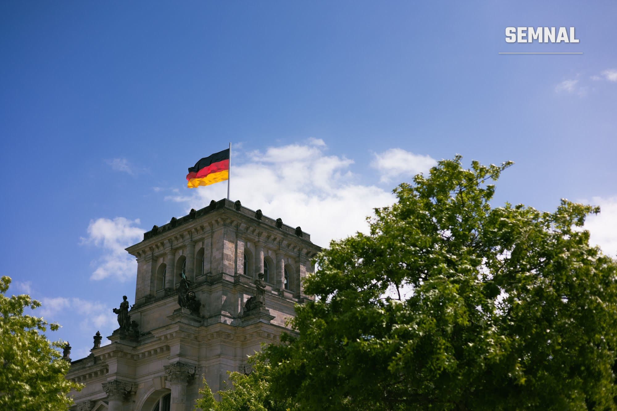 Clădirea Reichstag din Berlin, cu drapelul Germaniei, imagine ilustrativă