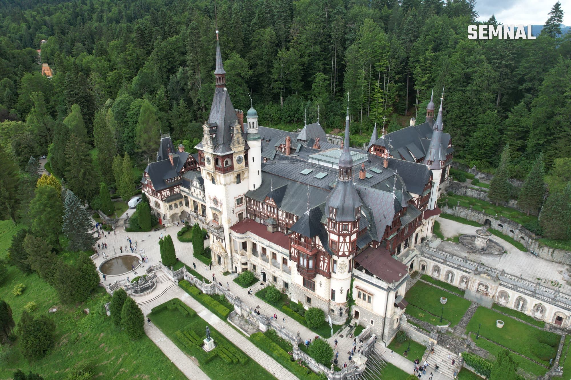Castelul Peleș din Sinaia, unul dintre obiectivele vizitate de vloggeriță