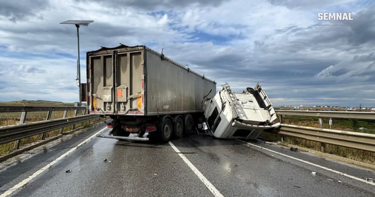 Autospecială și echipaj de intervenție la locul accidentului rutier de pe centura Sucevei