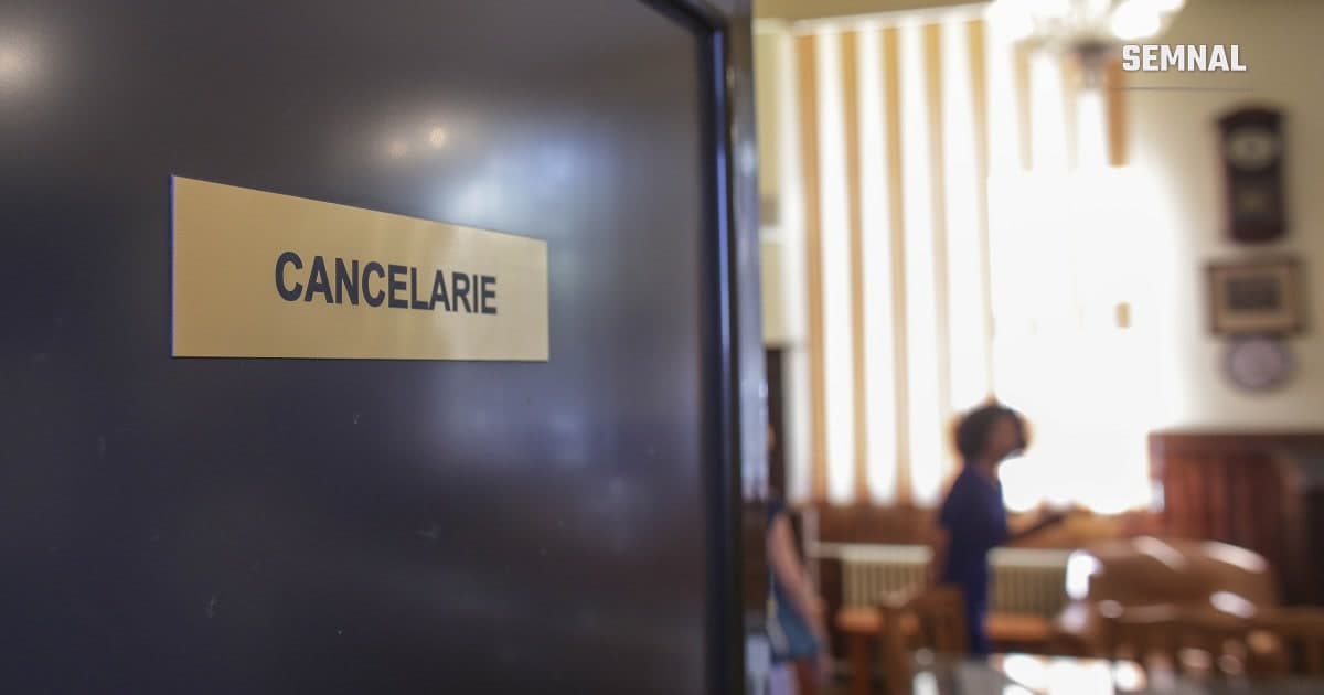 Elevi și profesor pe holul unei școli, imagine ilustrativă
