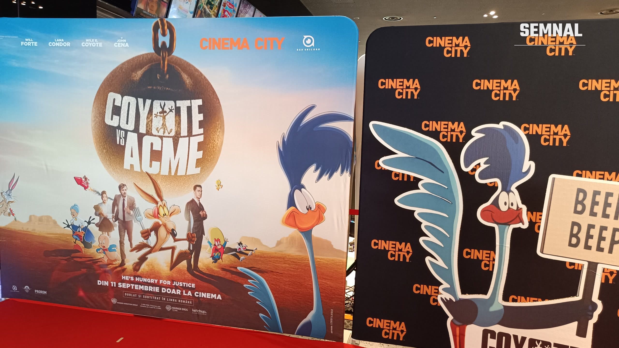 Standuri promoționale pentru filmul Coyote vs. Acme la Cinema City, cu afișul filmului și un decupaj al personajului Road Runner