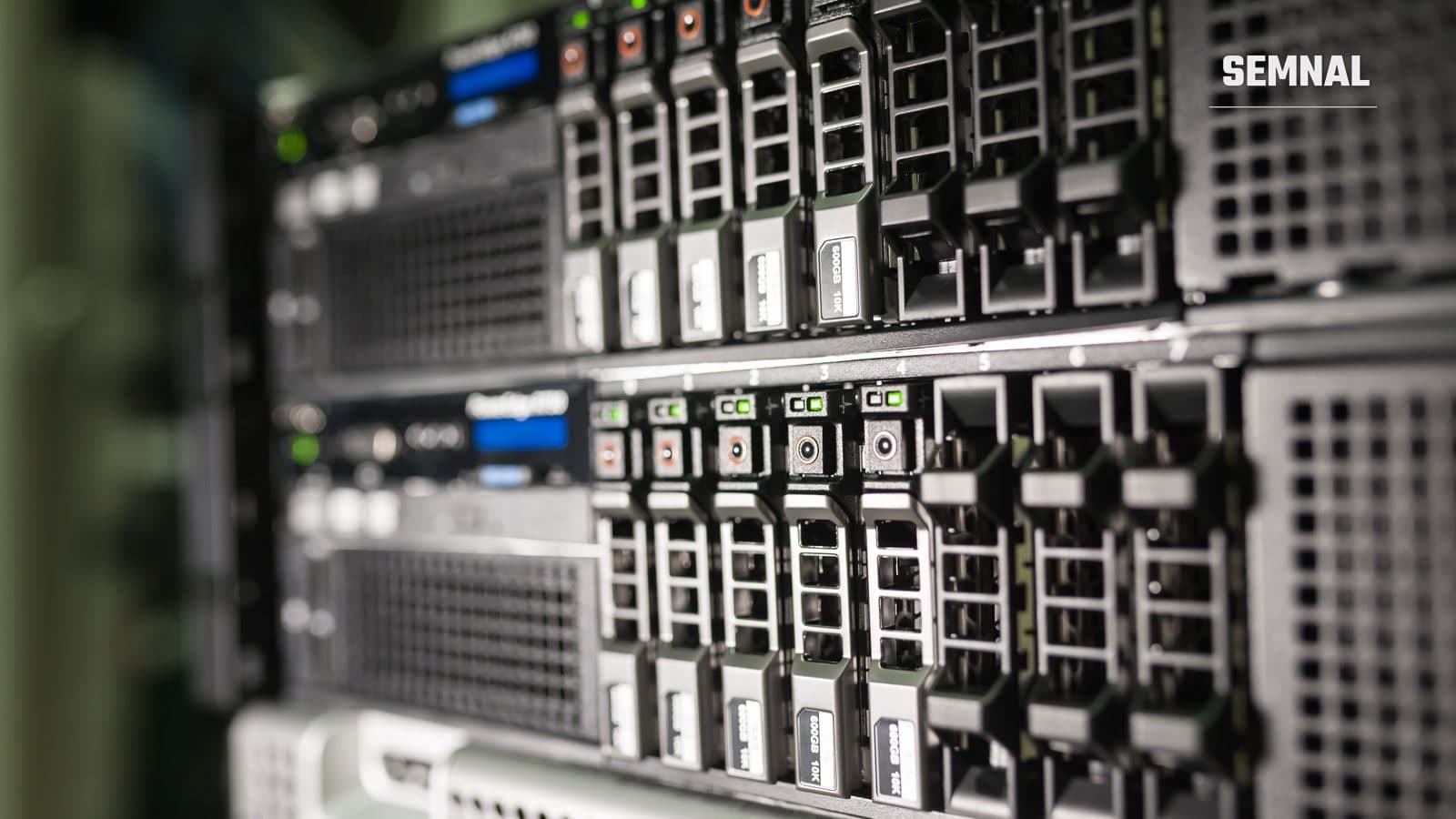 Rack de servere într-un centru de date modern, cu lumini albastre, folosit pentru infrastructura de calcul AI