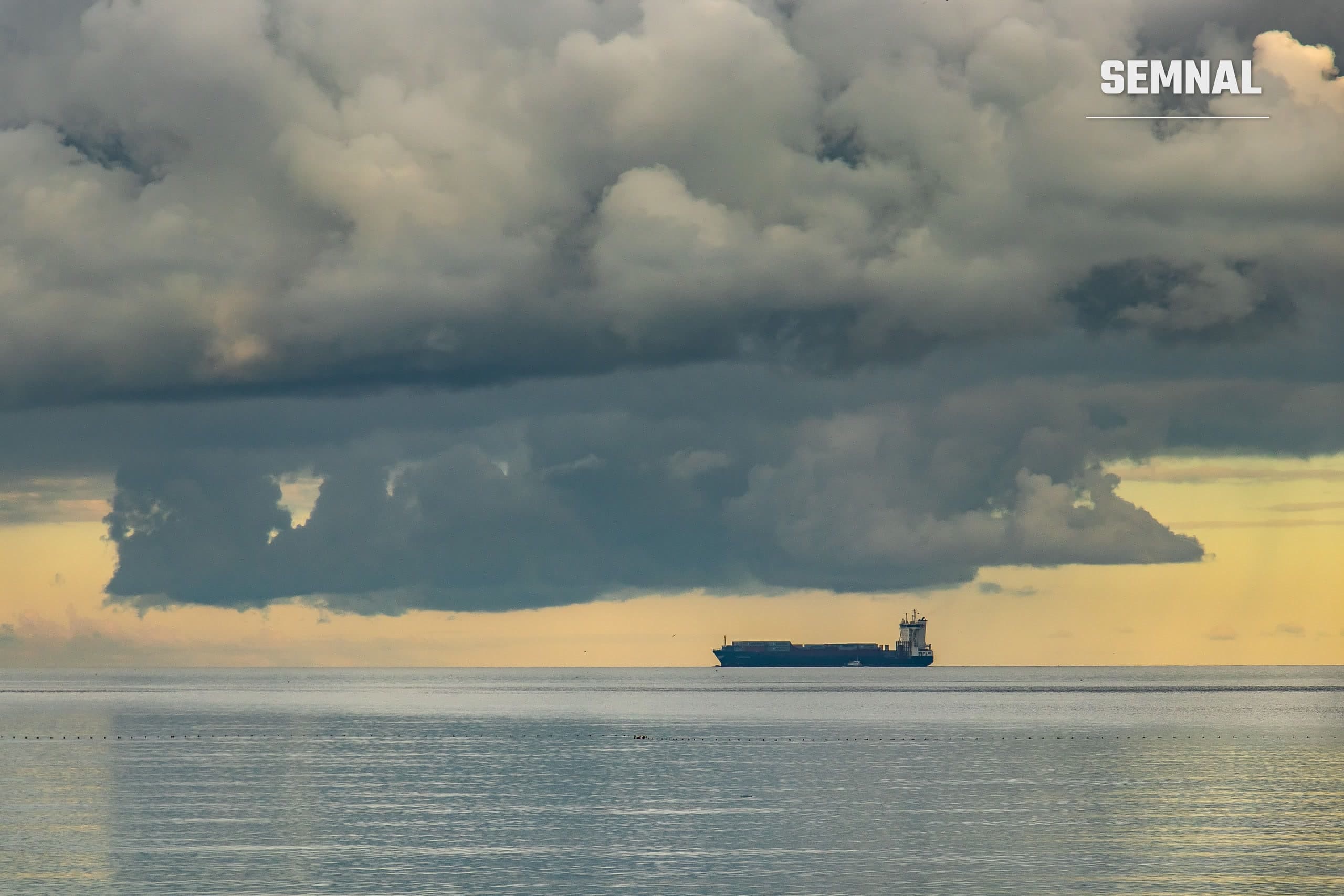 Petrolier singuratic navigând sub un cer înnorat, aproape de coasta Tunisiei