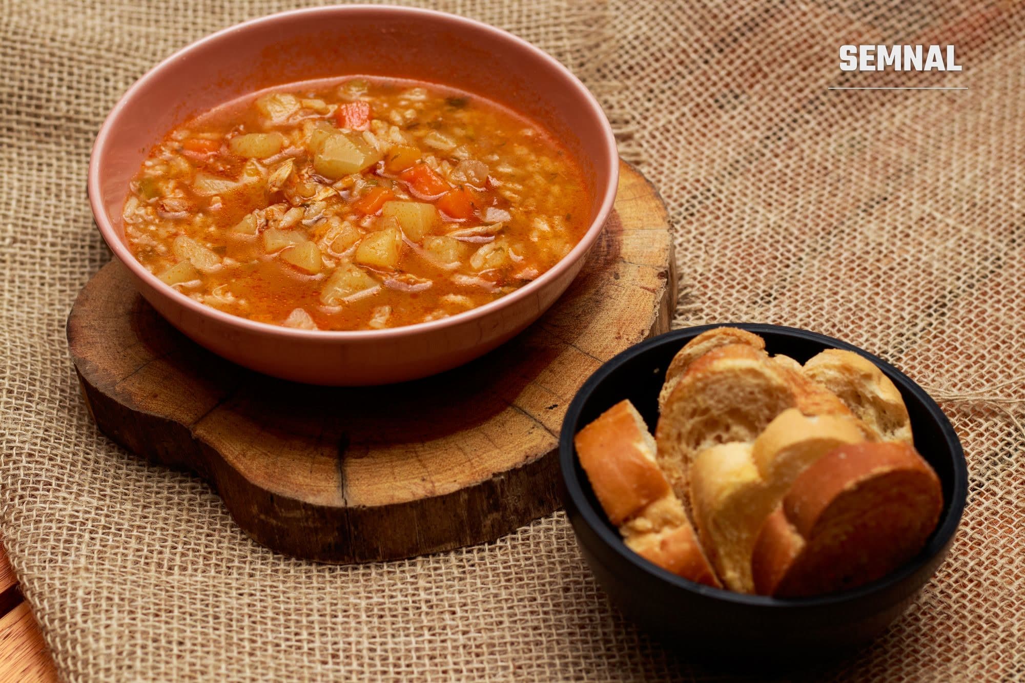 Supă de legume cu pâine, în stil rustic