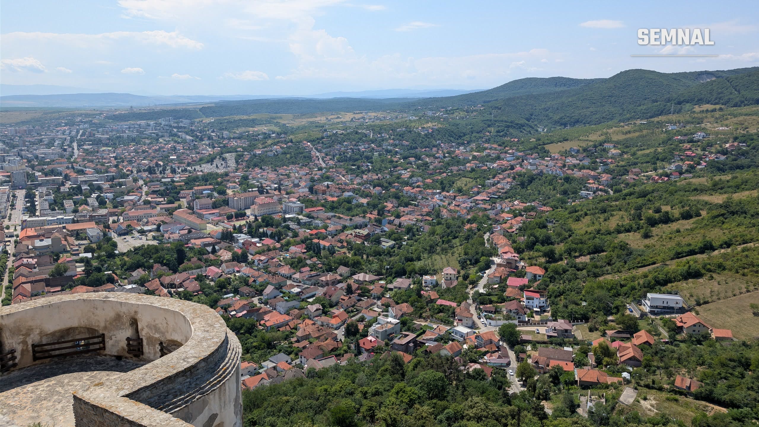 Vedere din turnul Cetății Devei asupra orașului Deva, pe traseul dintre București și Moneasa