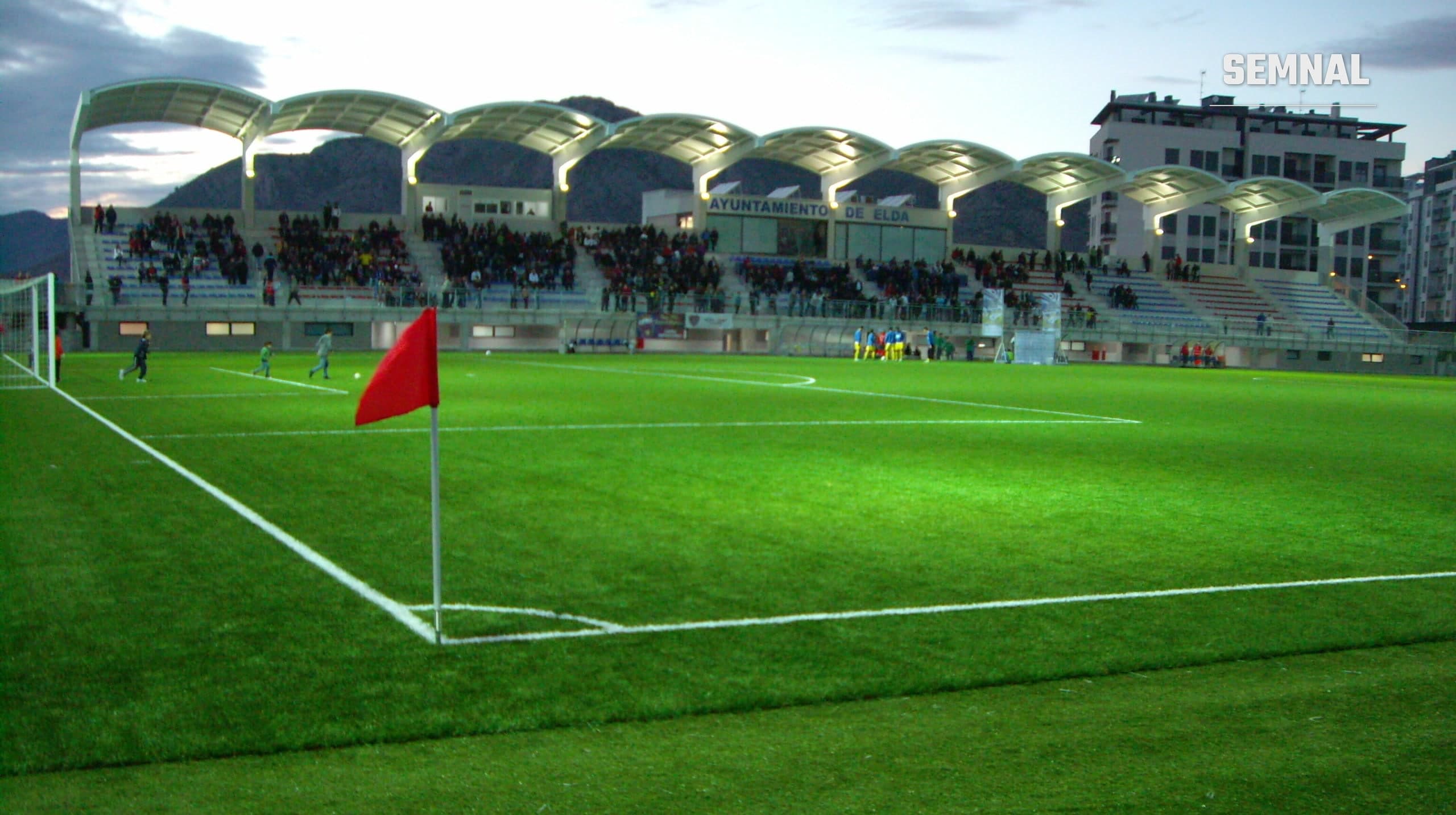 Stadionul Nuevo Pepico Amat din Elda, arena clubului CD Eldense, văzut din tribună în timpul unui meci