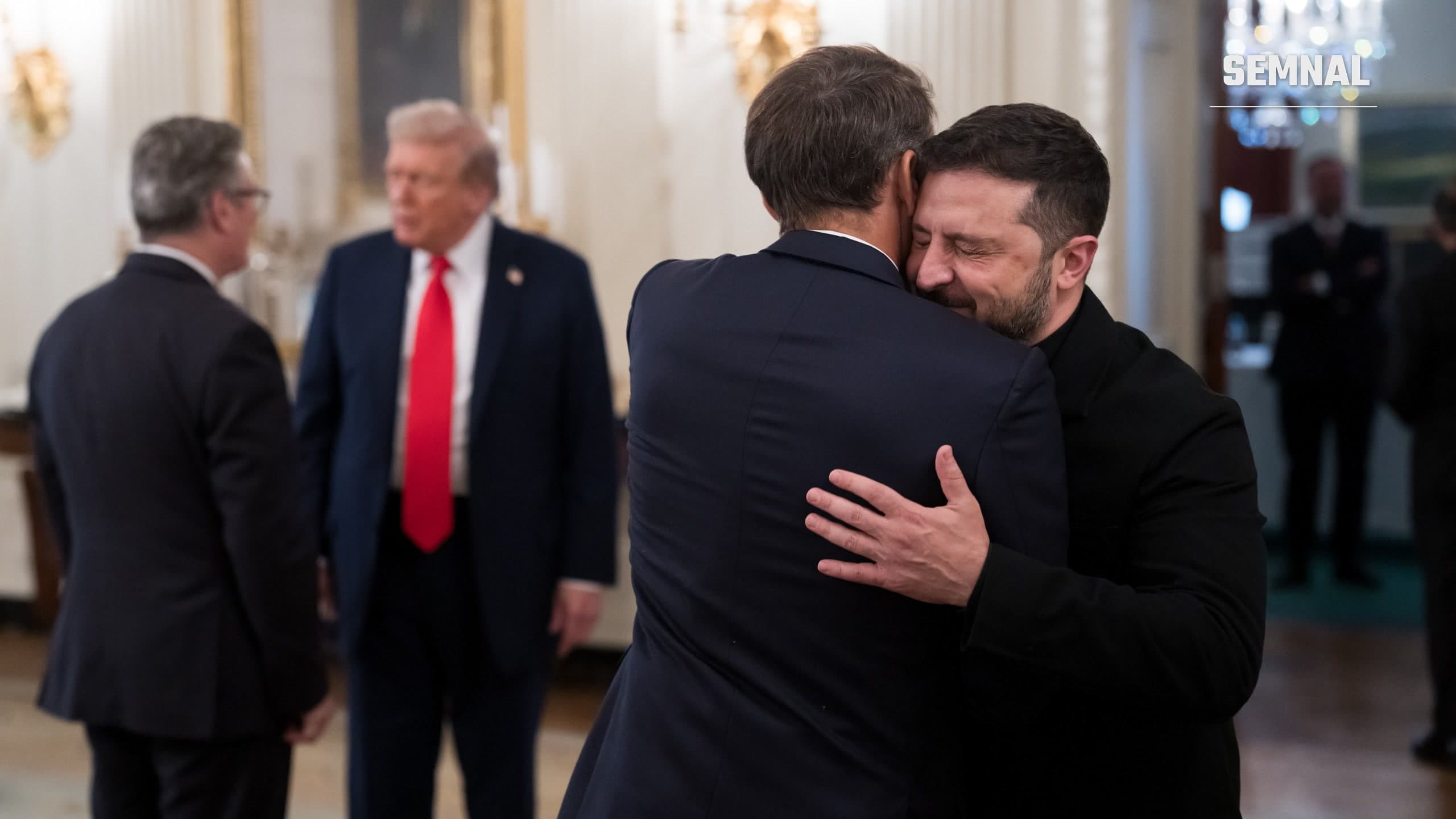 Volodimir Zelenski îl îmbrățișează pe un lider european, cu Donald Trump în fundal, la Casa Albă